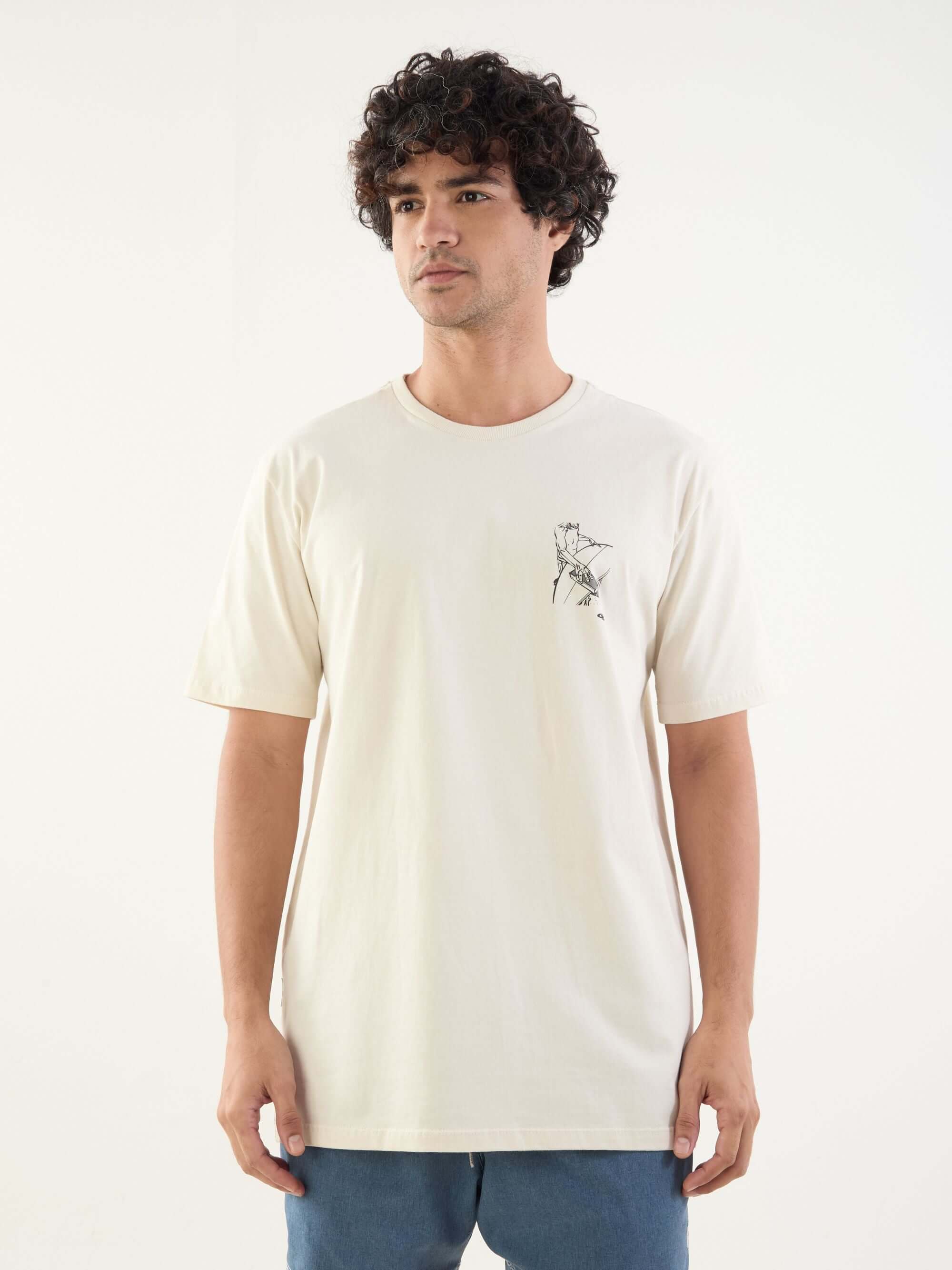 Camiseta handmade beige da Greenish, com detalhe exclusivo na frente e estampa de surfista nas costas.