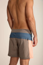 Shorts Boardwalk Backoutdoor da Greenish, estilo moderno, com cós anatômico e recortes estratégicos para liberdade de movimento.