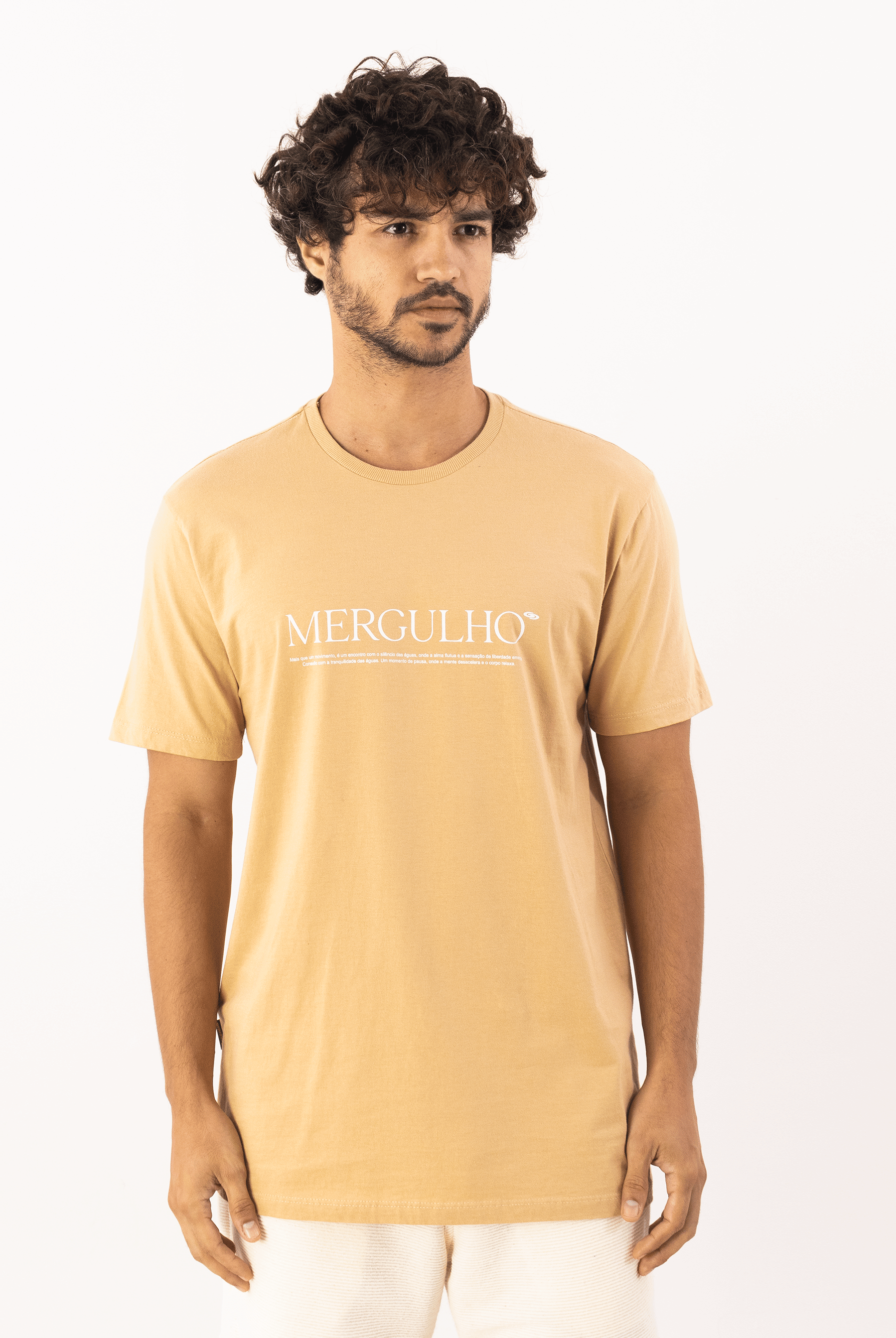Camiseta Mergulho caqui da Greenish, feita em 100% algodão, estilo minimalista e moderna.