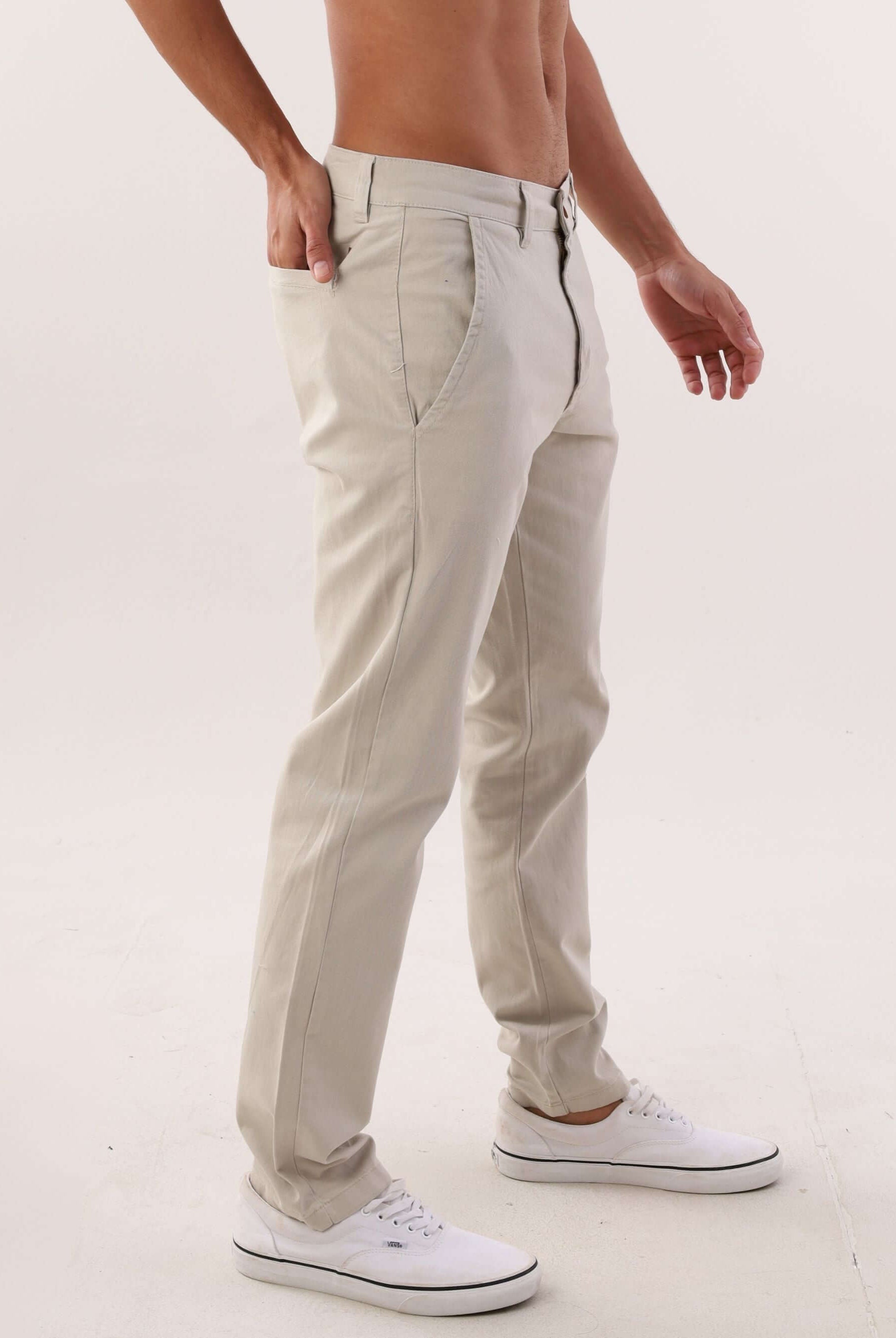 Calça Sarja Chino Natural da Greenish: peça versátil e confortável para homens em qualquer ocasião.