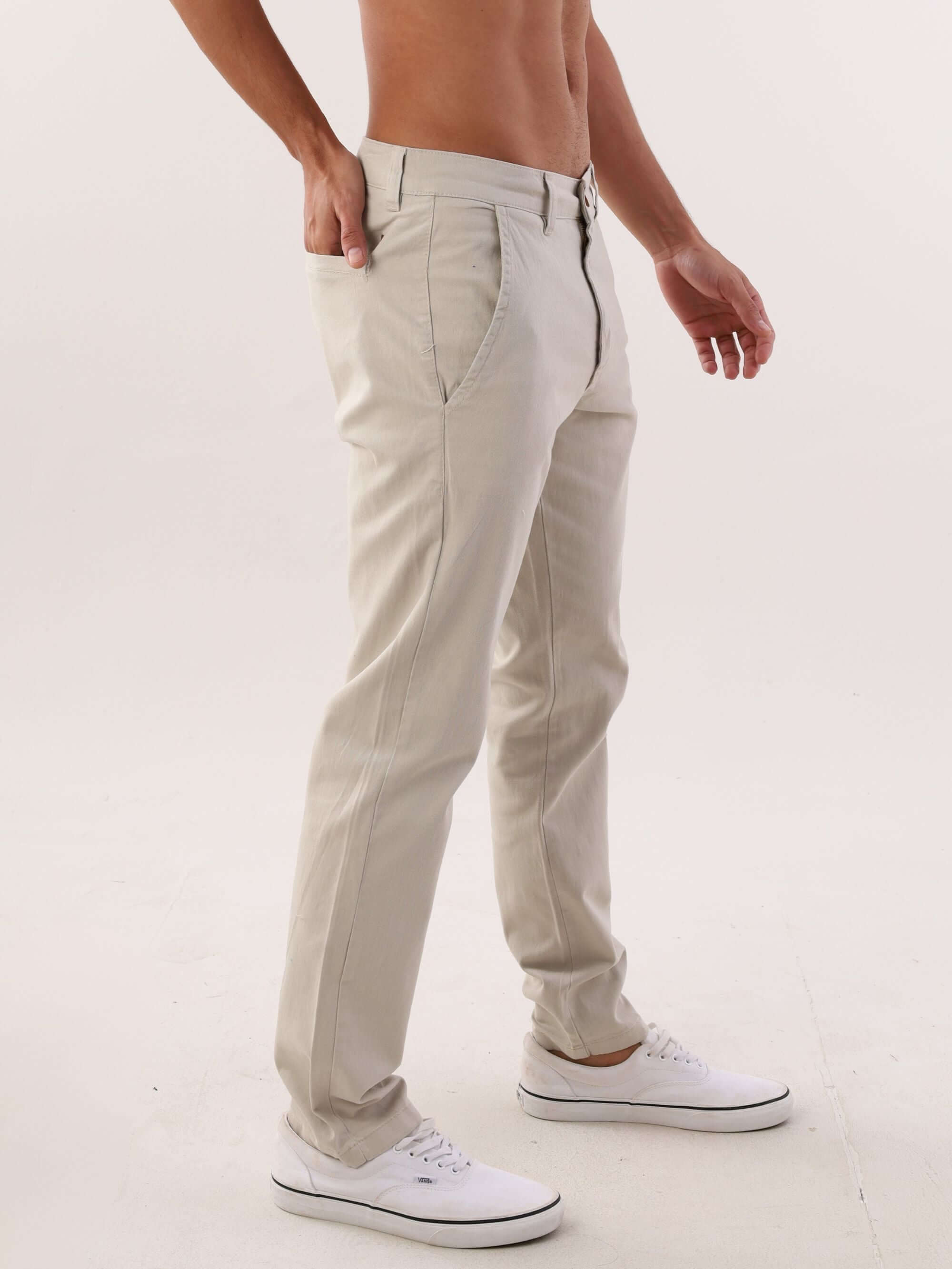 Calça Sarja Chino Natural da Greenish: peça versátil e confortável para homens em qualquer ocasião.