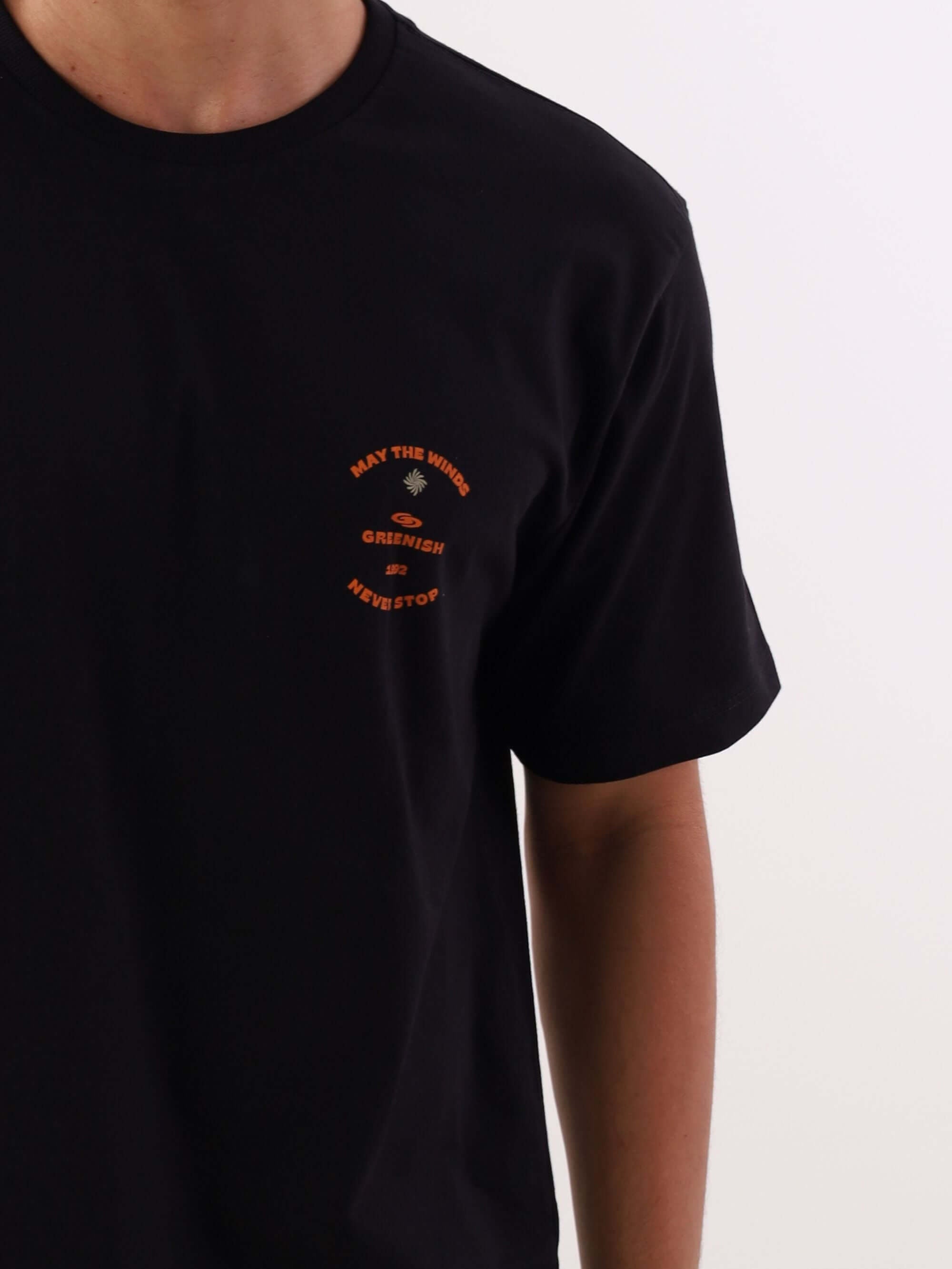 Camiseta Enjoy Nature preta da marca Greenish, com estampa em laranja, ideal para amantes da natureza.