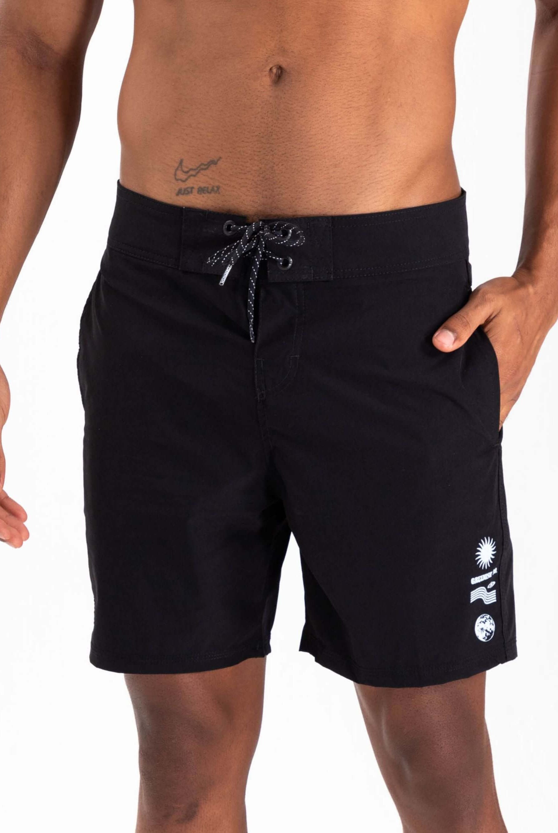 Shorts de banho pretos da Greenish, com detalhes em branco e cordão ajustável para estilo e conforto.