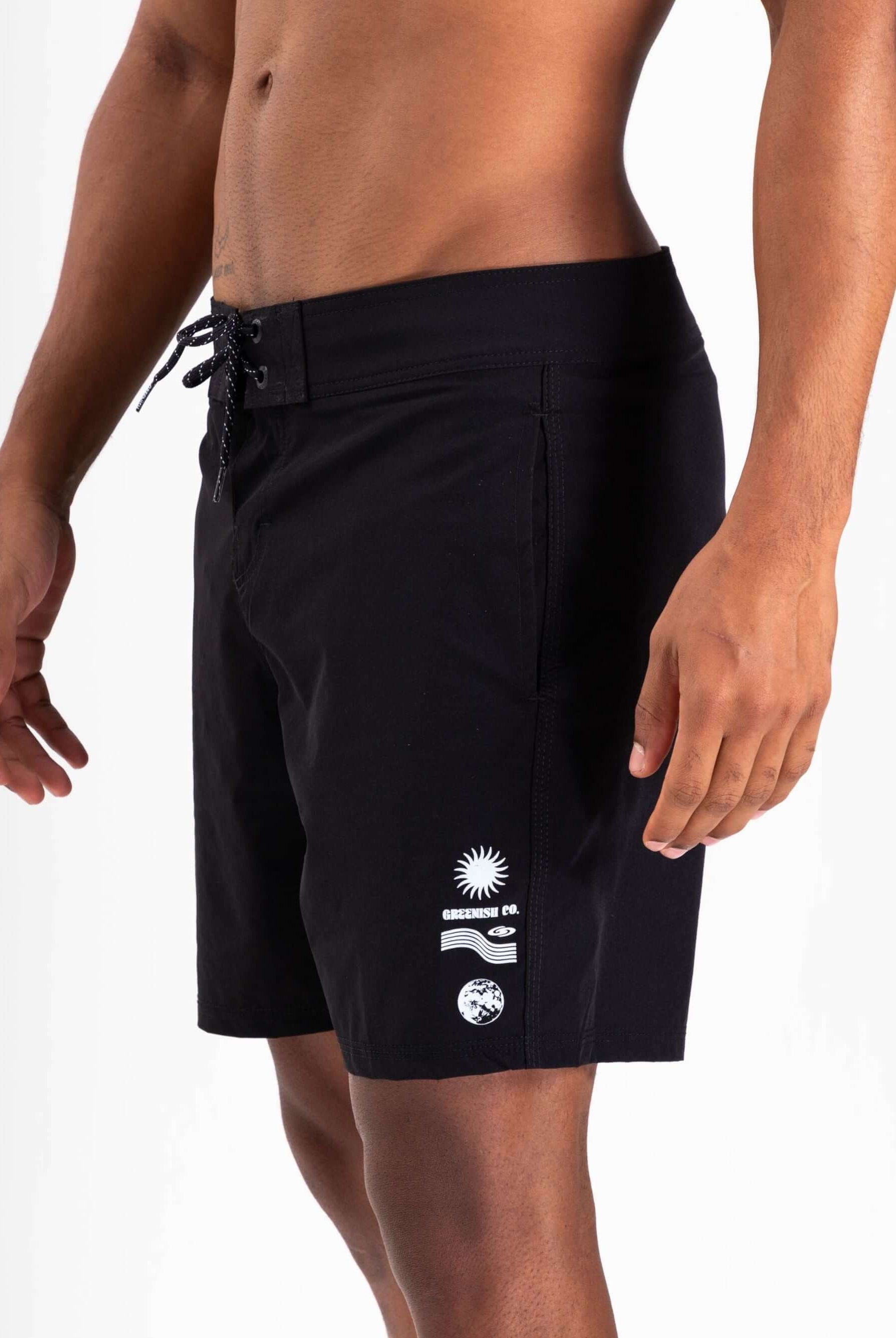 Shorts de praia pretos Greenish, com cós anatômico e detalhes gráficos, ideais para um dia ensolarado.
