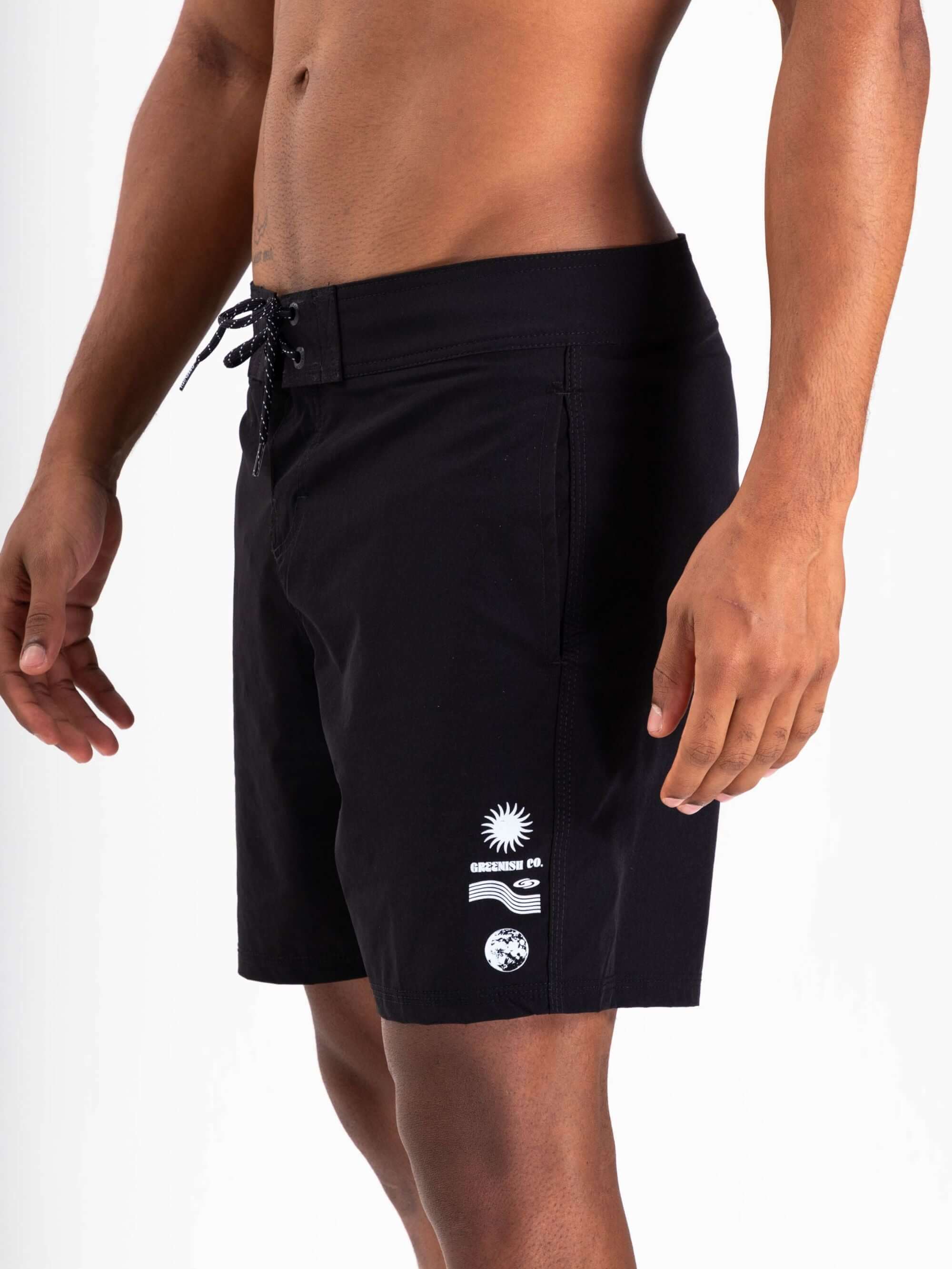 Shorts de praia pretos Greenish, com cós anatômico e detalhes gráficos, ideais para um dia ensolarado.