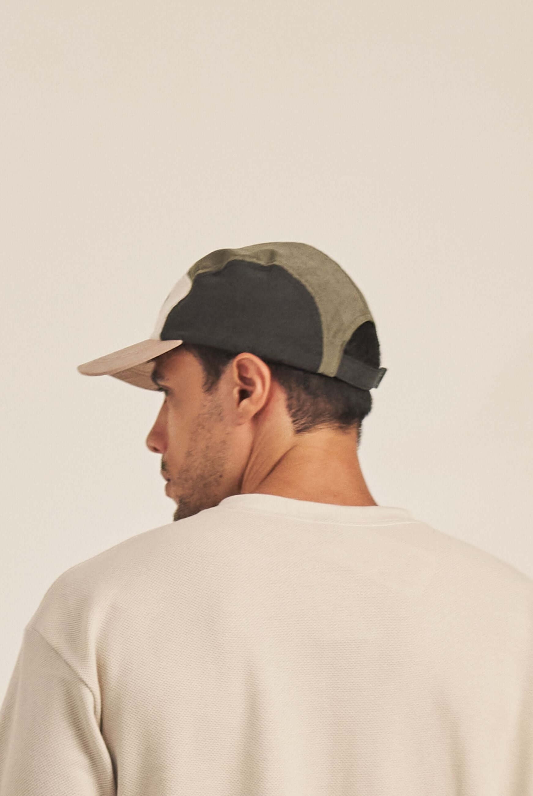 Alt Tag: Bone Green Outdoors Co. - Areia boné Greenish leve, resistente e confortável em tons areia e verde, aba curva e acabamento premium