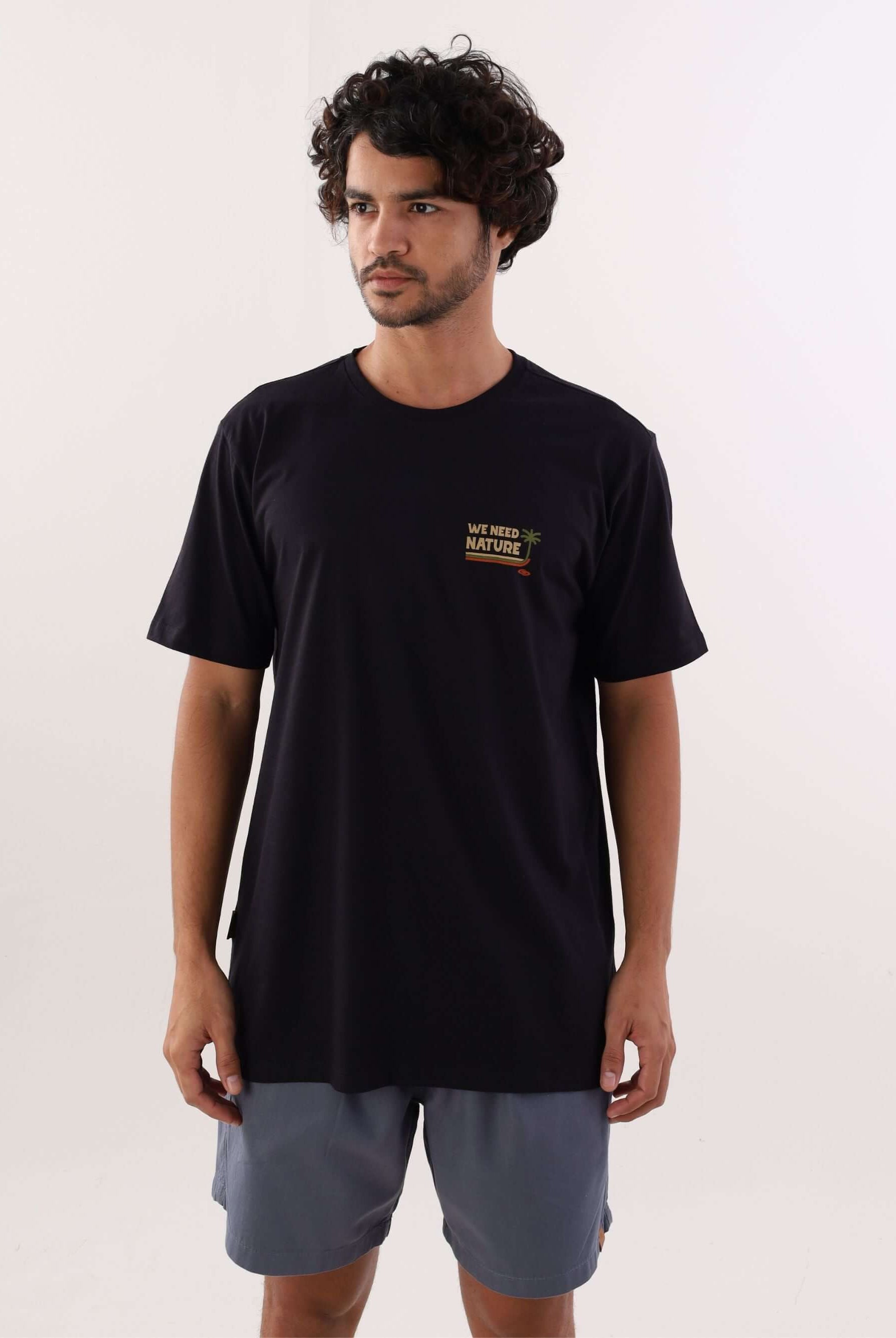 Camiseta preta Greenish Need Nature em malha 100% algodão, confortável e leve, ideal para o uso diário.