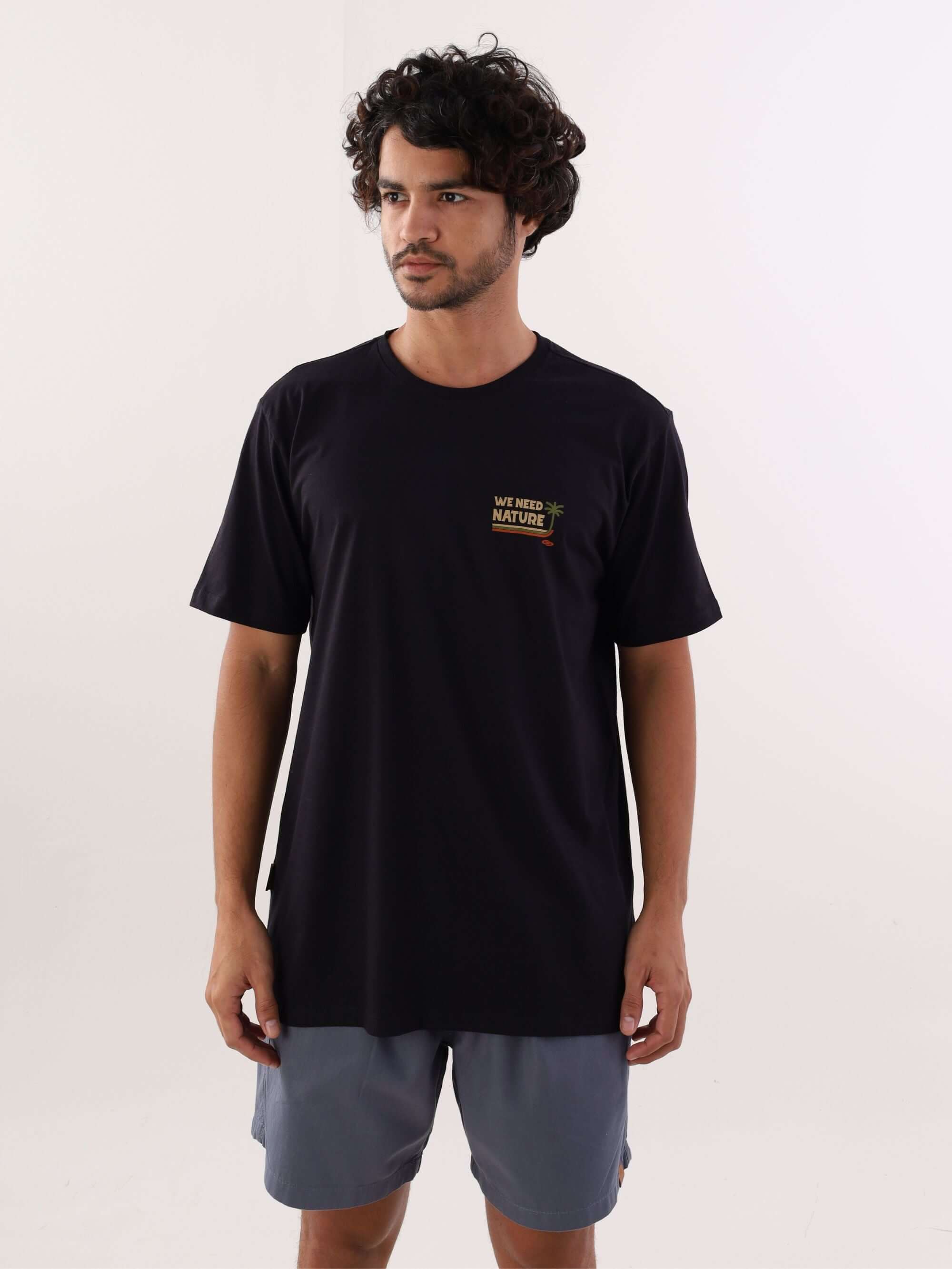 Camiseta preta Greenish Need Nature em malha 100% algodão, confortável e leve, ideal para o uso diário.