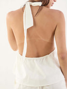 Blusa Deli off white da Greenish, com amarração no pescoço e ajuste na cintura, ideal para dias quentes.