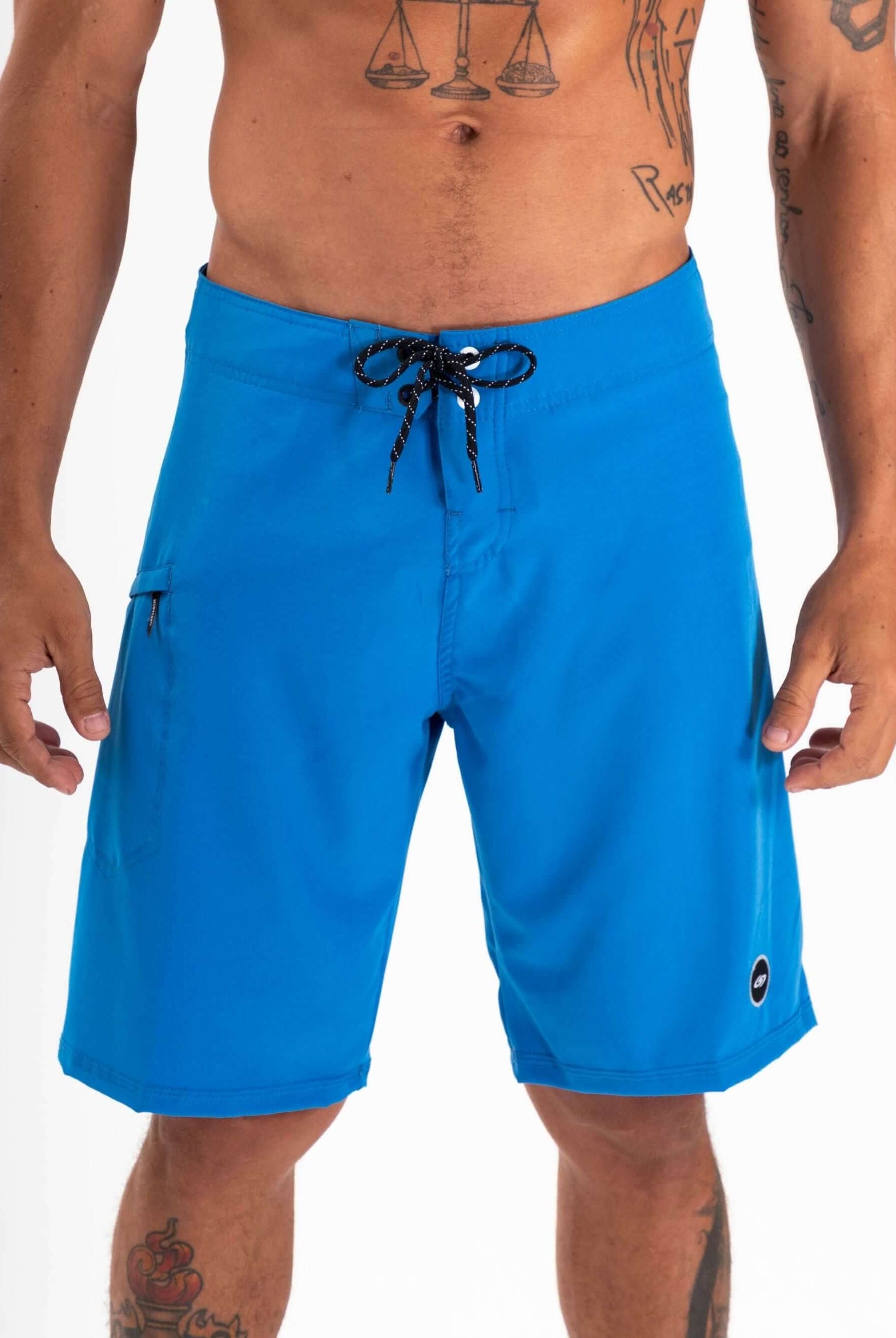 Greenish BOARDSHORT TOTAL STRETCH - AZUL in vibrant blue, perfect for surf adventures and high performance sports.