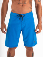 Greenish BOARDSHORT TOTAL STRETCH - AZUL in vibrant blue, perfect for surf adventures and high performance sports.