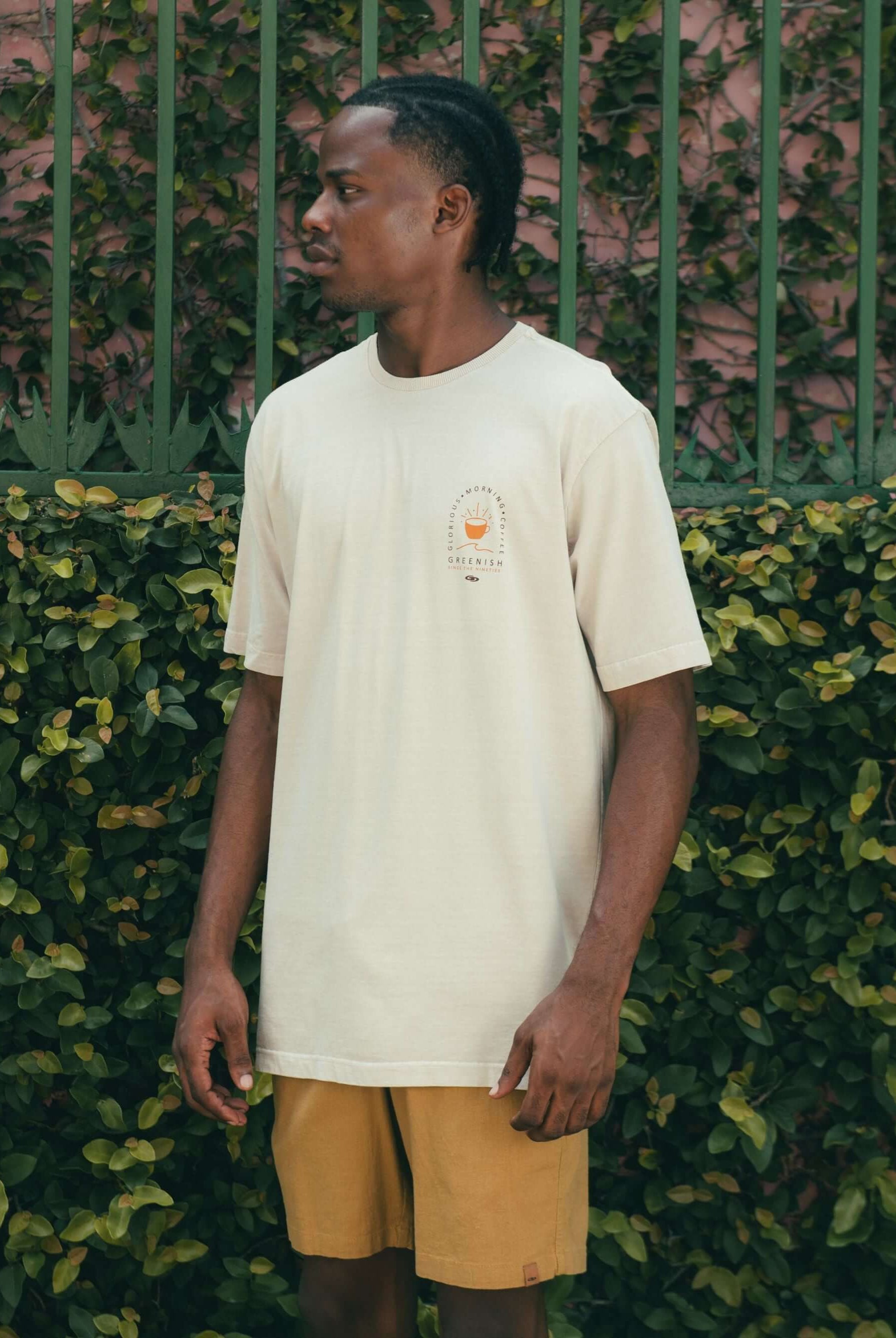 Camiseta Stone Coffee Areia da Greenish, modelagem oversized, estilo descomplicado e essência litorânea.