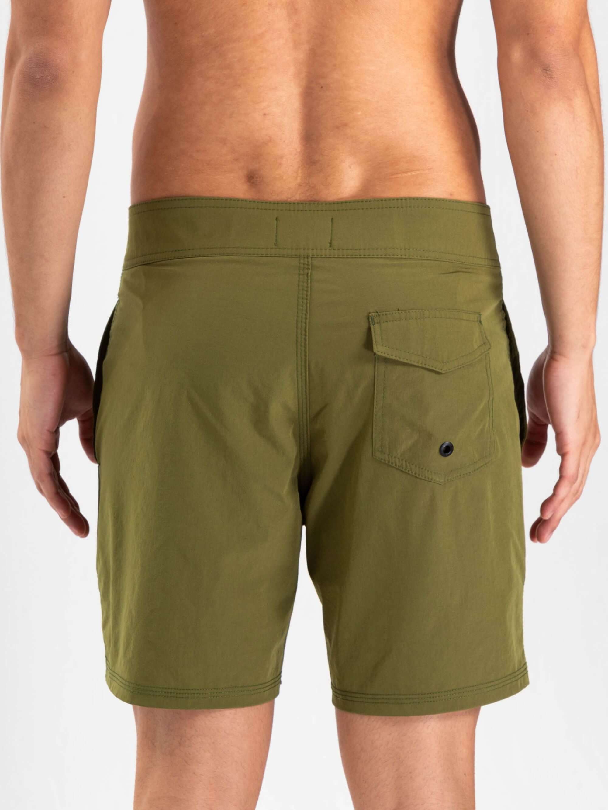 Vista traseira do BOARDWALK VINTAGE LIGHT VERDE da Greenish, com bolso prático e tecido leve para conforto no dia a dia.