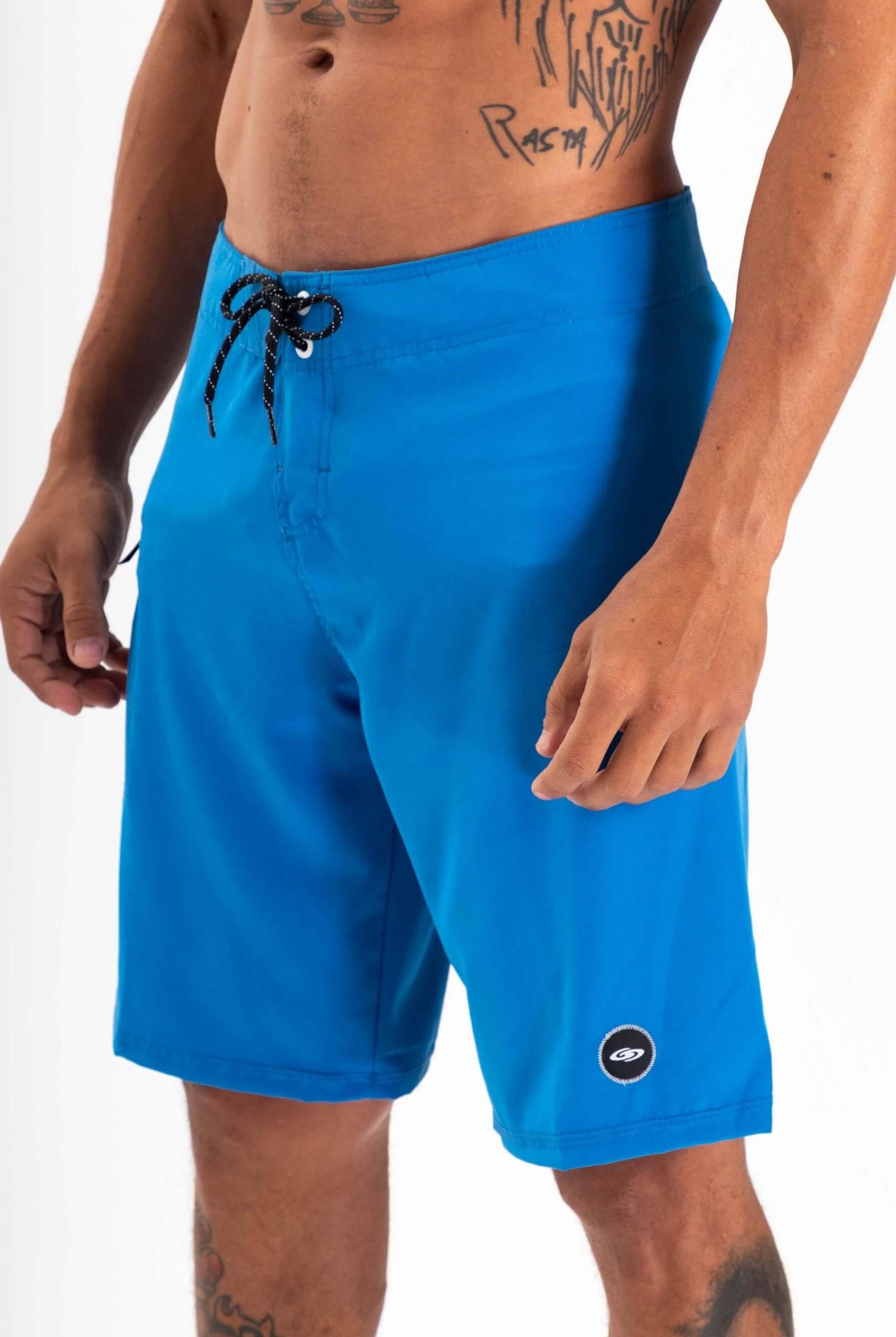 Greenish Boardshort Total Stretch in Azul, ideal for high-performance beach adventures and quick drying.