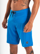 Greenish Boardshort Total Stretch in Azul, ideal for high-performance beach adventures and quick drying.