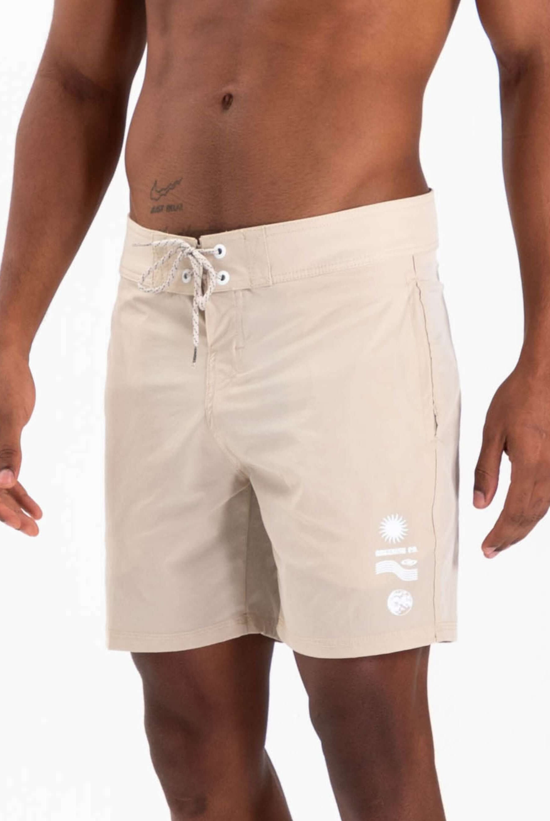 Shorts masculinos Greenish em tom bege, conforto e estilo para dias de praia e piscina.