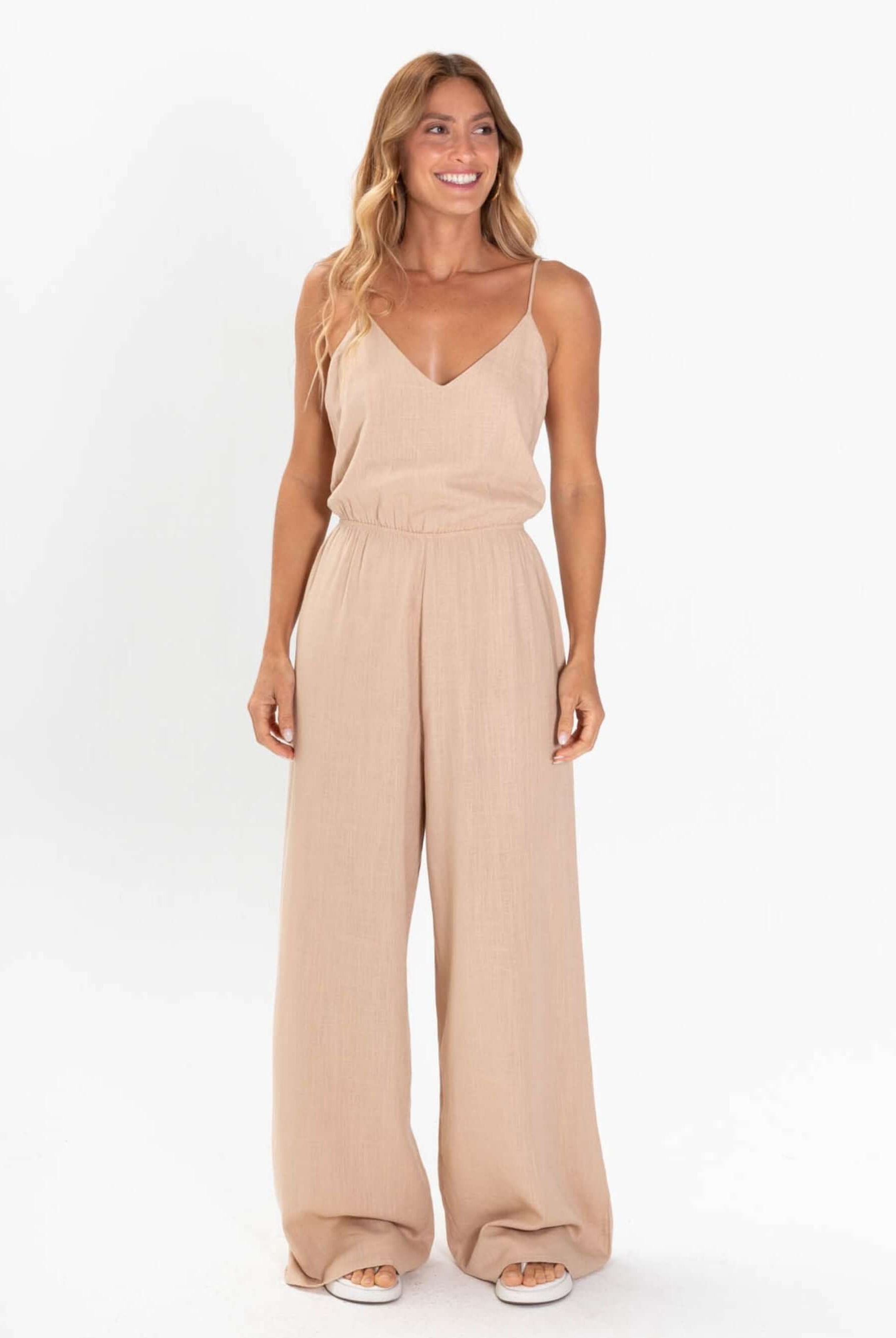 Macaquinho longo feminino caqui da marca Greenish, estilo elegante e casual, ideal para diversas ocasiões.