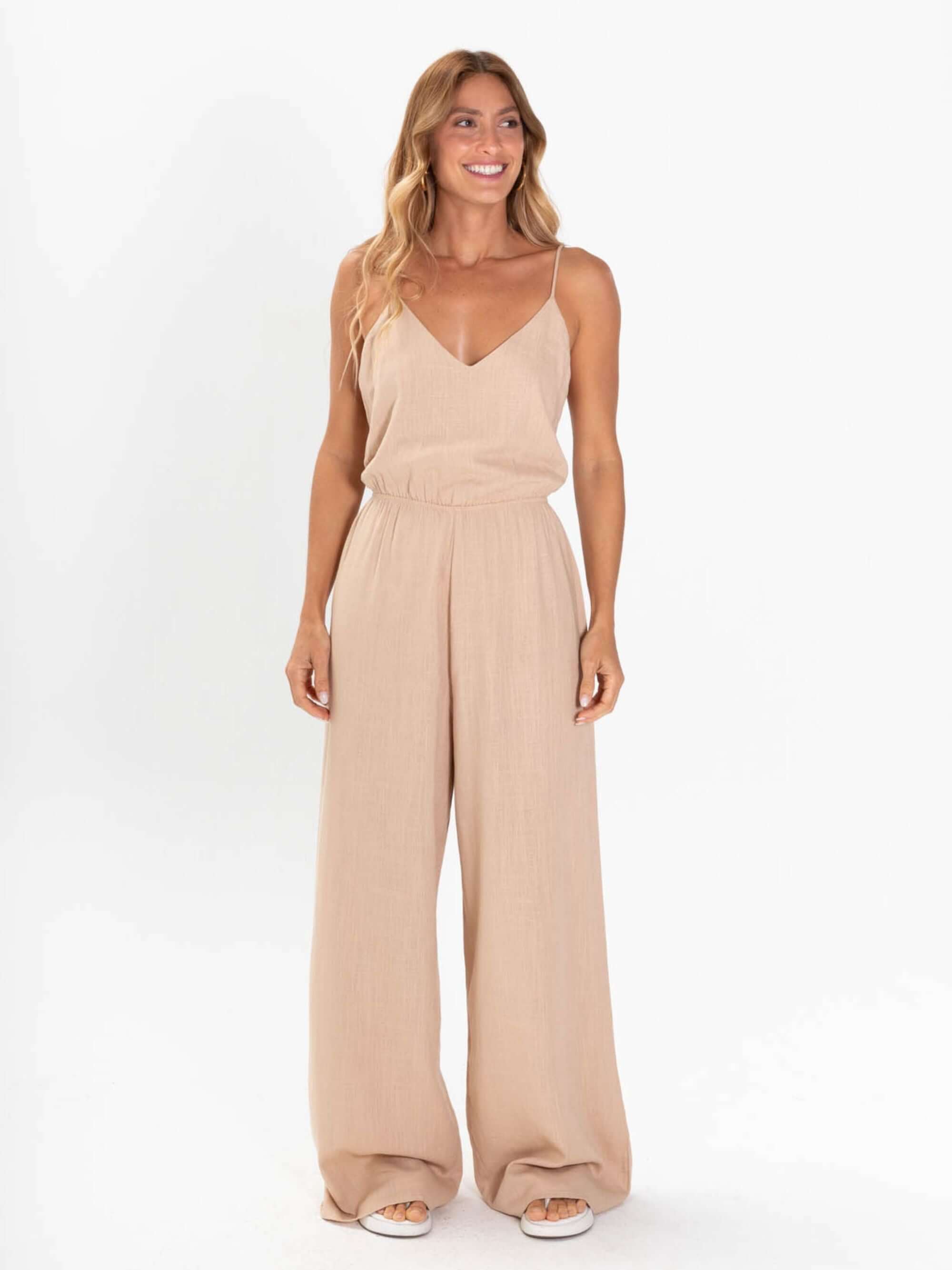 Macaquinho longo feminino caqui da marca Greenish, estilo elegante e casual, ideal para diversas ocasiões.
