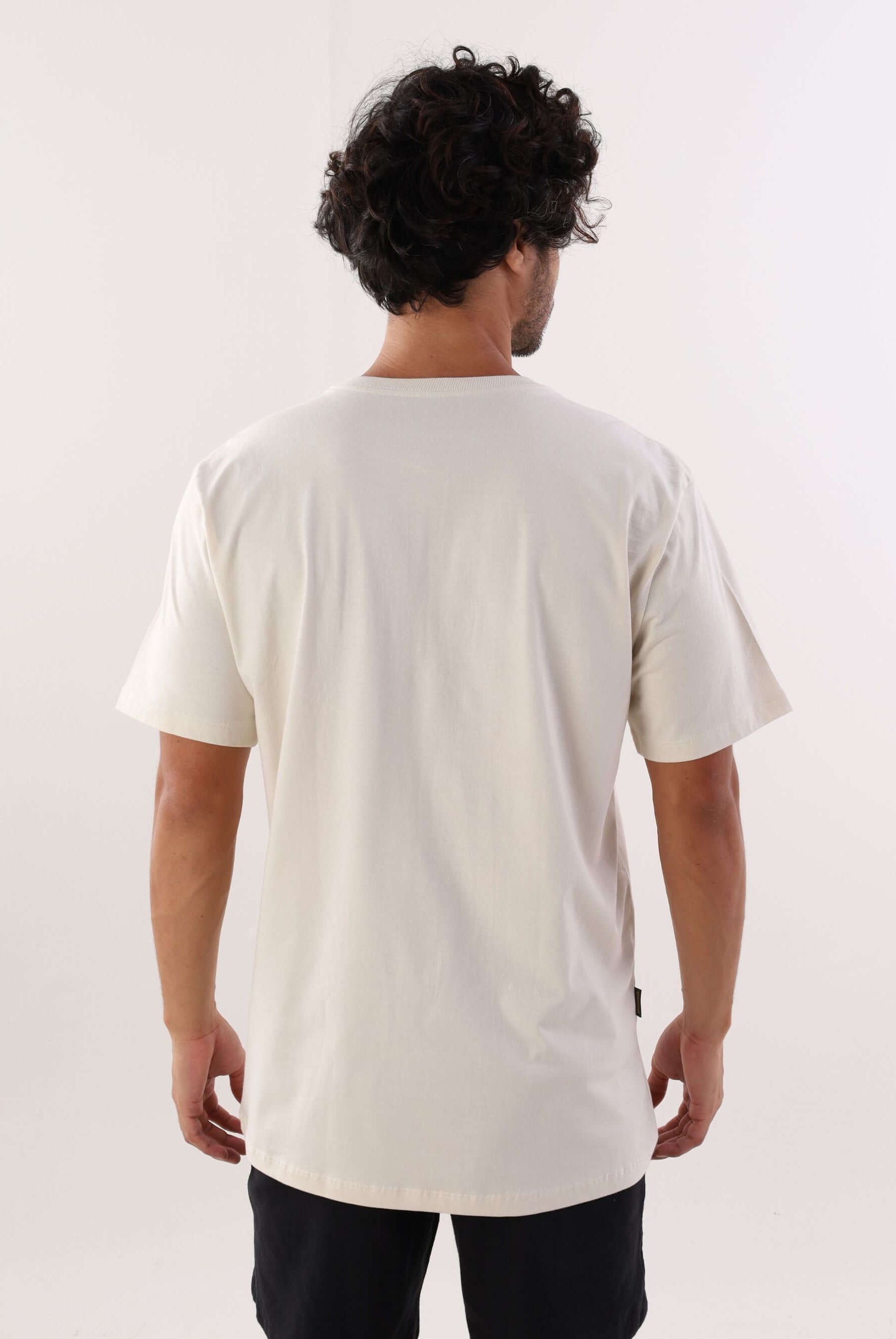 Camiseta institucional New Logo beige da Greenish vista de trás, feita em 100% algodão, ideal para o dia a dia.