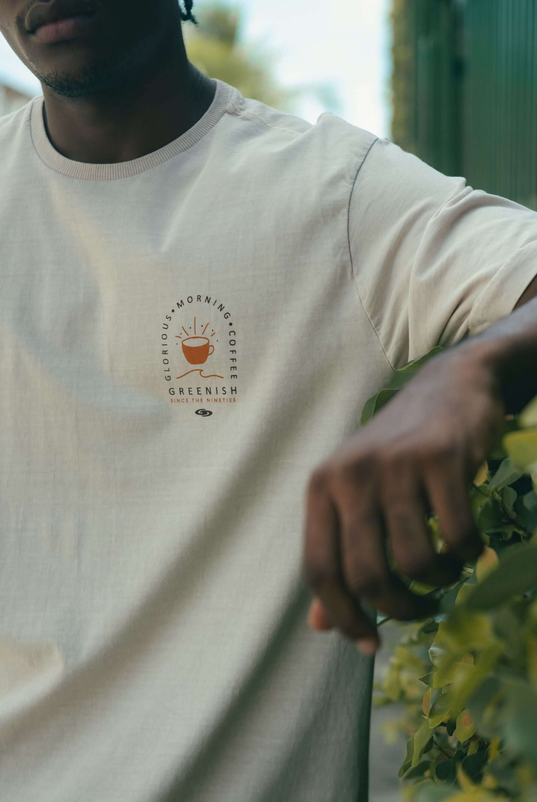 Camiseta Stone Coffee Areia da Greenish, 100% algodão, estilo litorâneo e modelagem oversized.