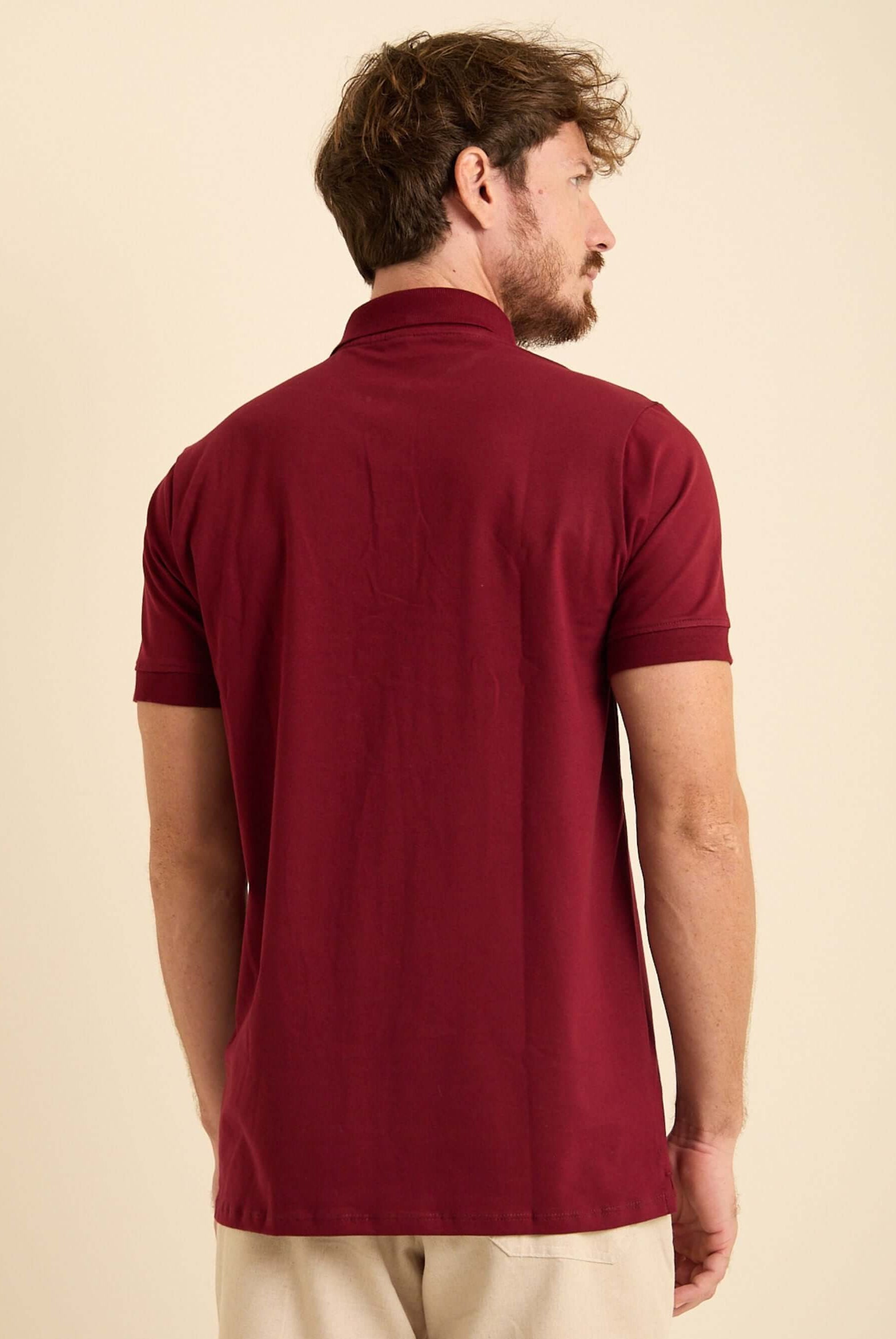 Homem usando camisa polo bordô Greenish vista de costas, ideal para looks casuais em algodão e elastano.