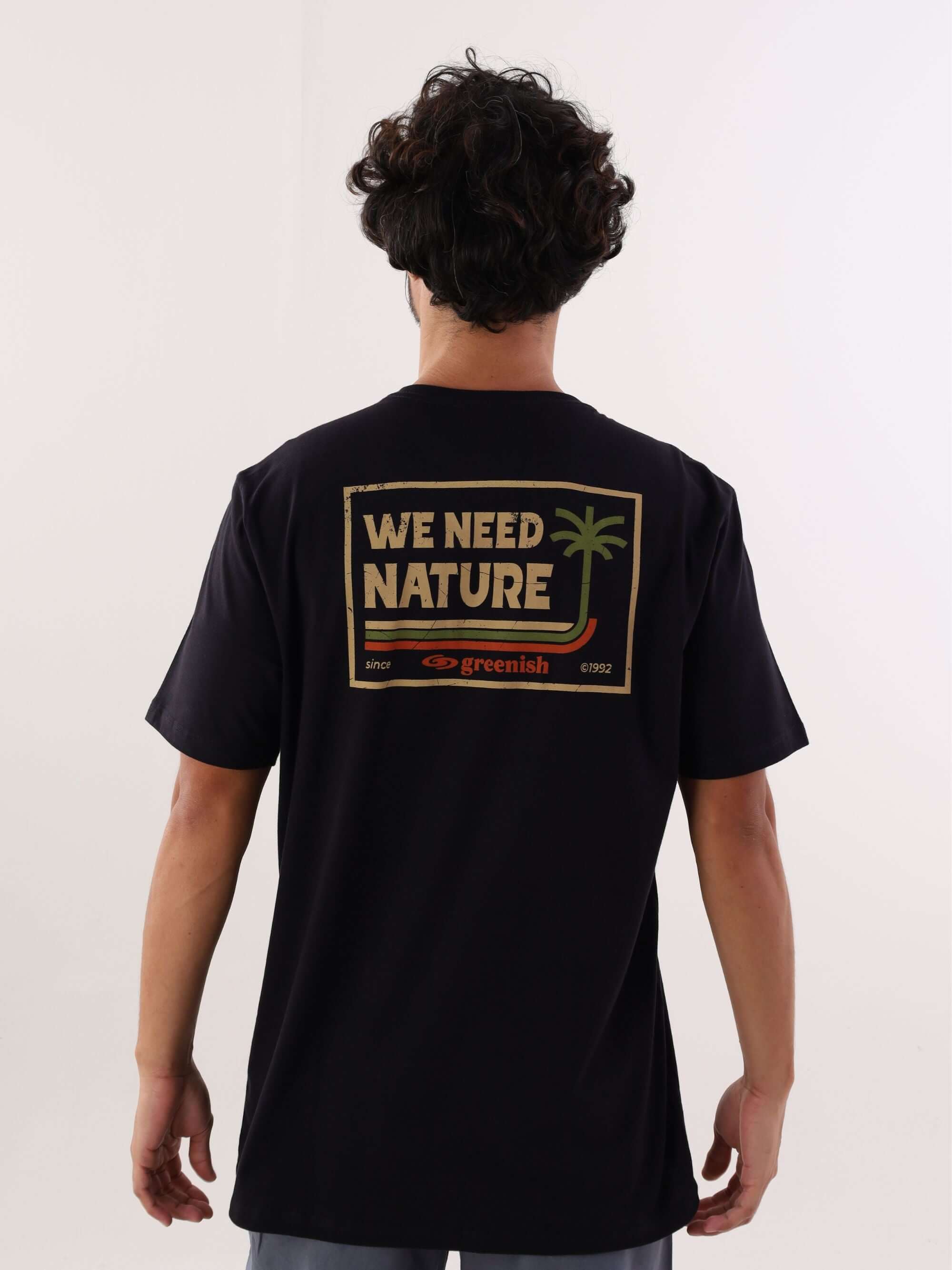 Camiseta verde Greenish Need Nature preta com estampa 'WE NEED NATURE' nas costas.