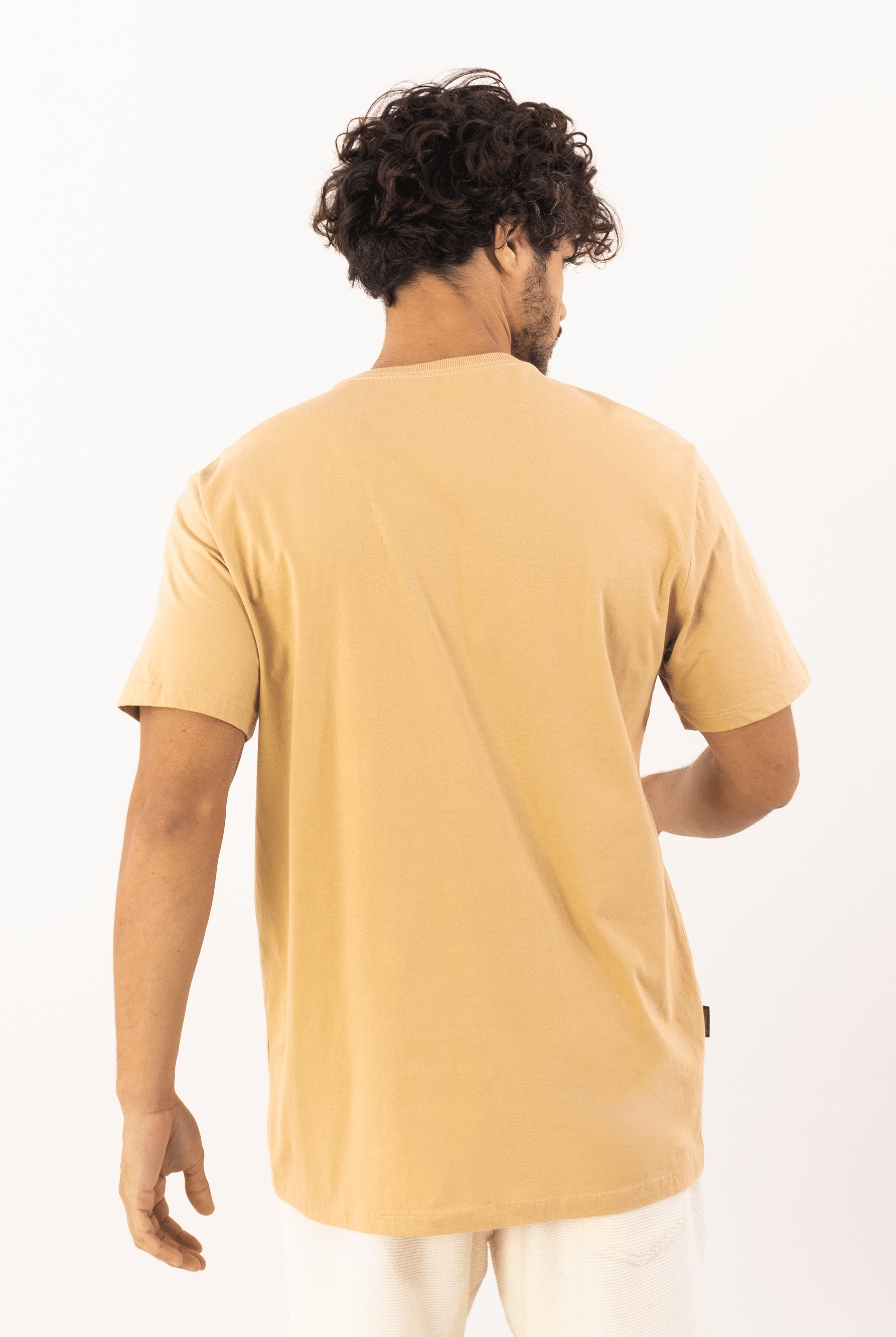 Modelo masculino usando camiseta mergulho caqui da Greenish, confortável e minimalista em 100% algodão.