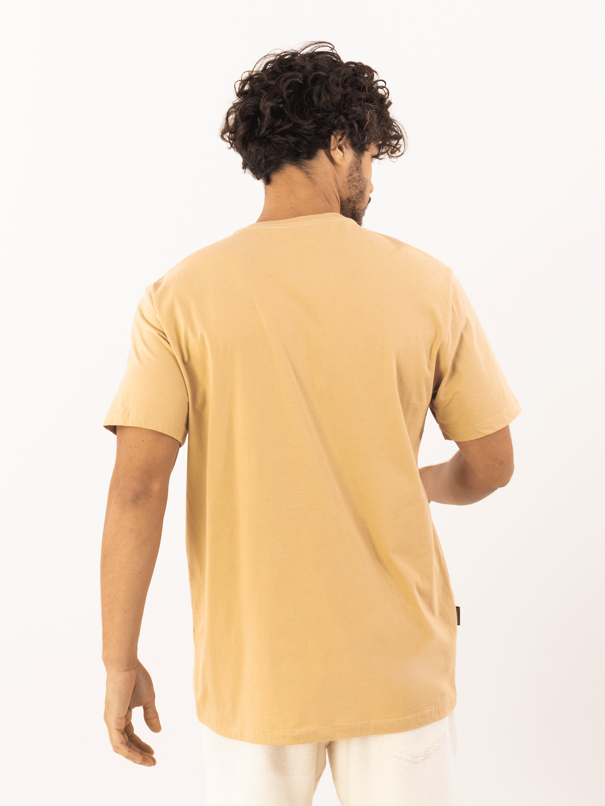 Modelo masculino usando camiseta mergulho caqui da Greenish, confortável e minimalista em 100% algodão.