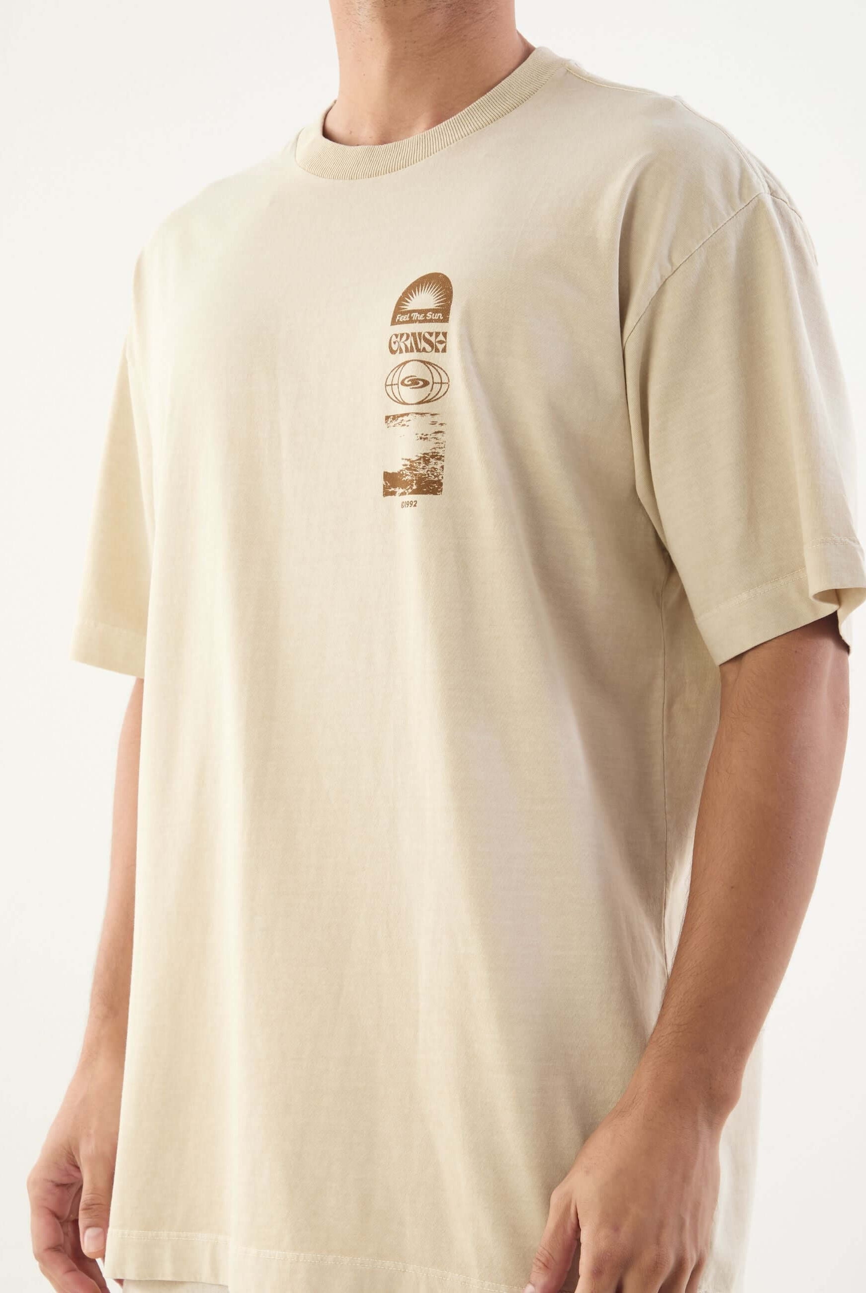 Camiseta oversized masculina da Greenish na cor areia com estampa original Feel the Sun, ideal para um look casual e despojado.