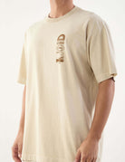 Camiseta oversized masculina da Greenish na cor areia com estampa original Feel the Sun, ideal para um look casual e despojado.