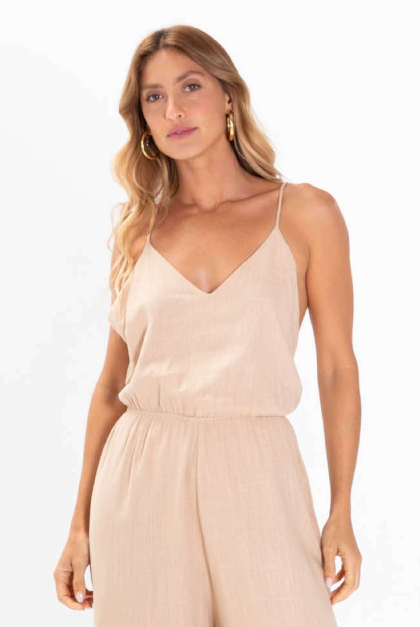 Modelo usando macacão longo Porto na cor caqui da marca Greenish, estilo elegante e confortável.