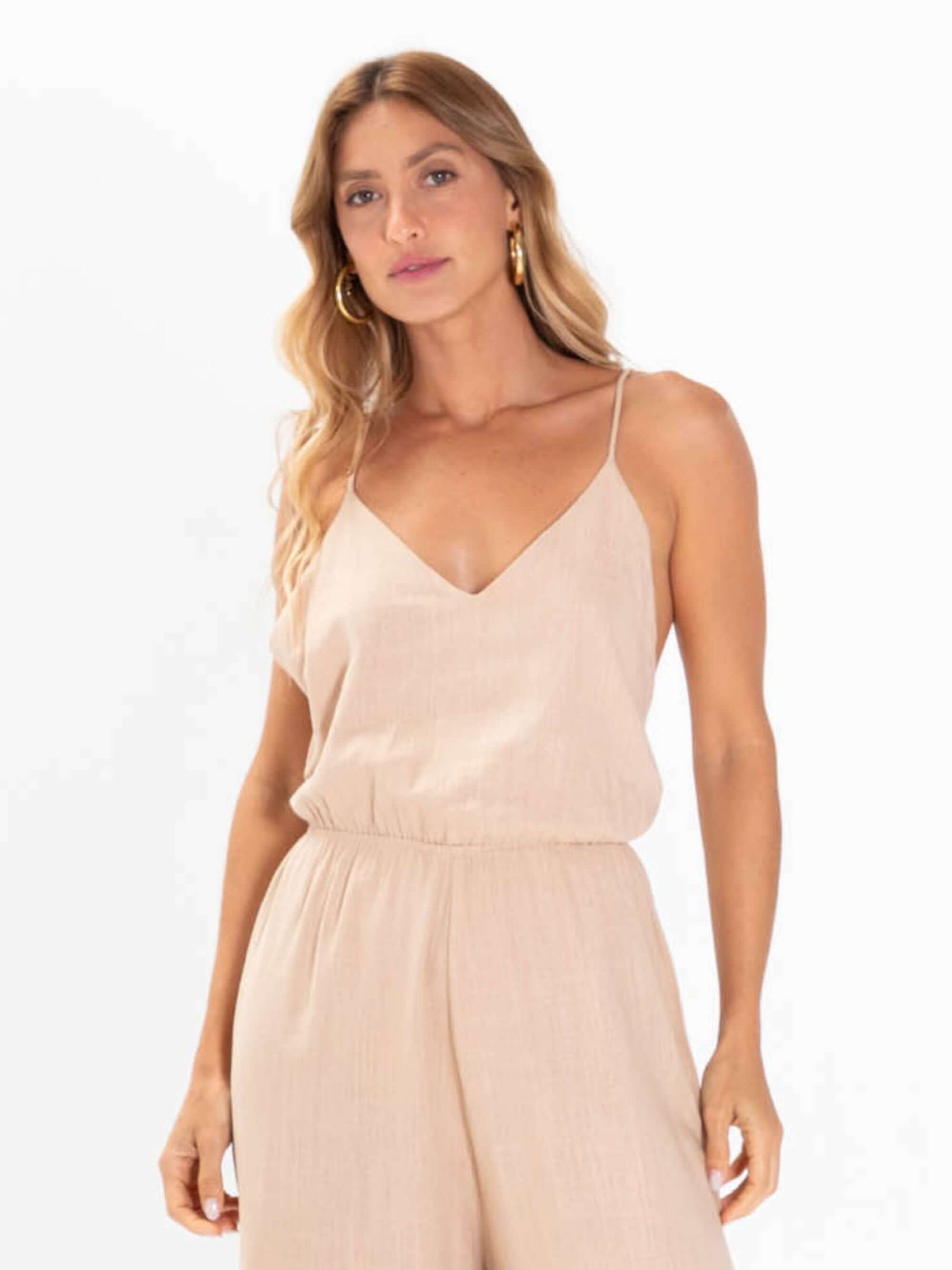 Modelo usando macacão longo Porto na cor caqui da marca Greenish, estilo elegante e confortável.