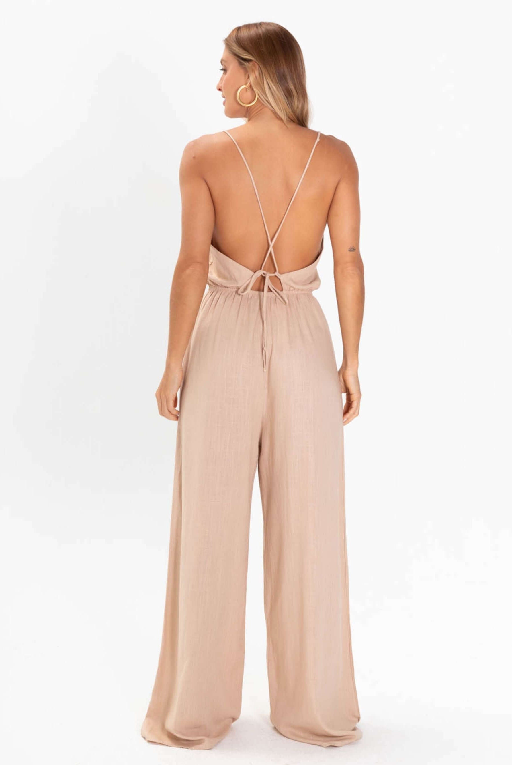 Macacão longo Porto da Greenish na cor caqui, vista traseira com design elegante e alças finas.