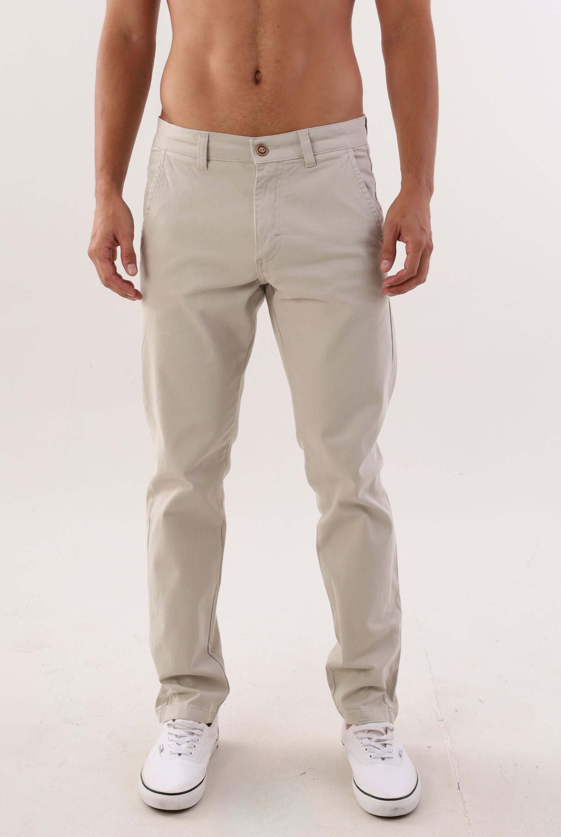 Homem usando calça sarja chino natural da Greenish, estilo básico e versátil, ideal para qualquer ocasião.