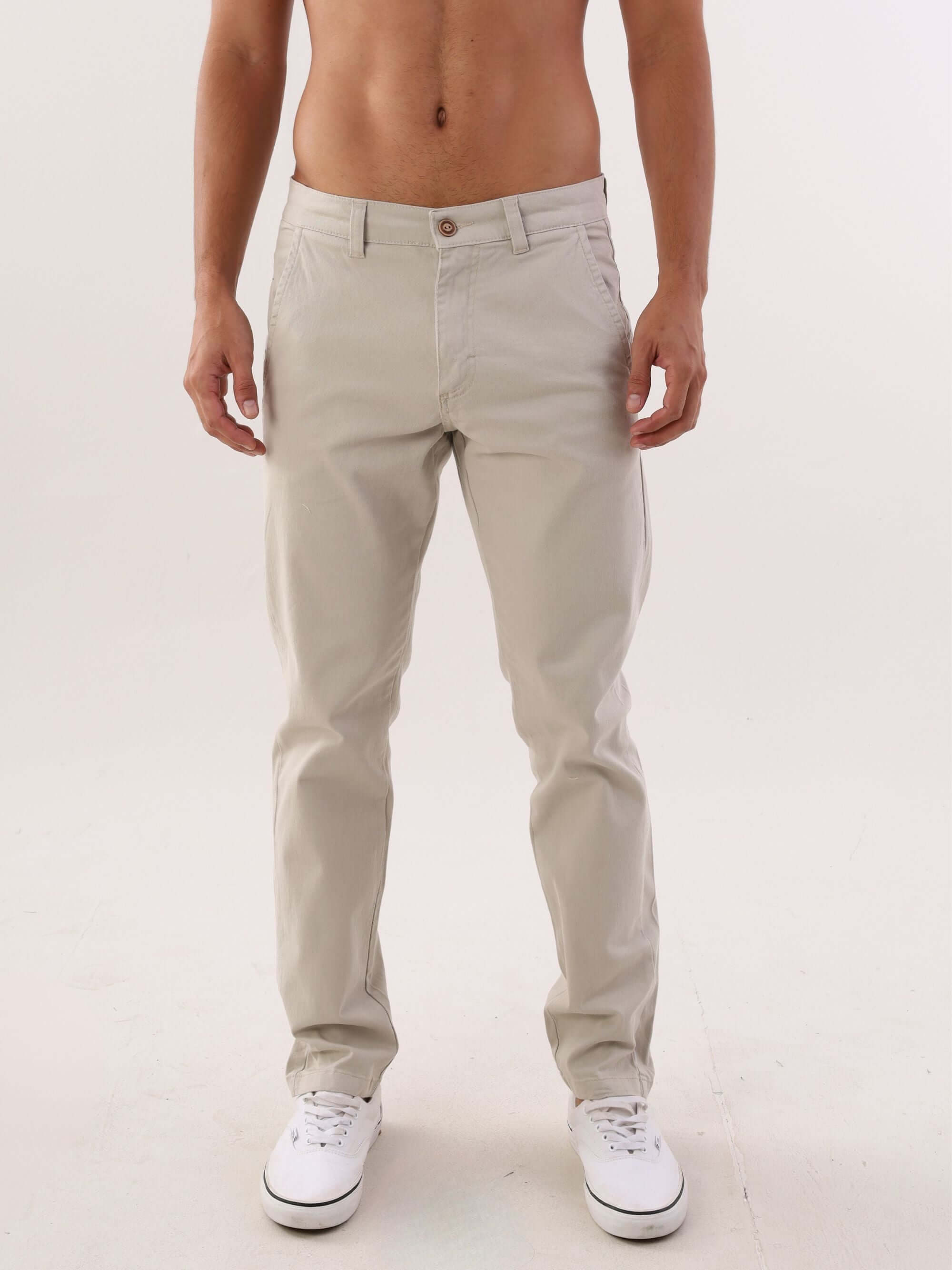 Homem usando calça sarja chino natural da Greenish, estilo básico e versátil, ideal para qualquer ocasião.