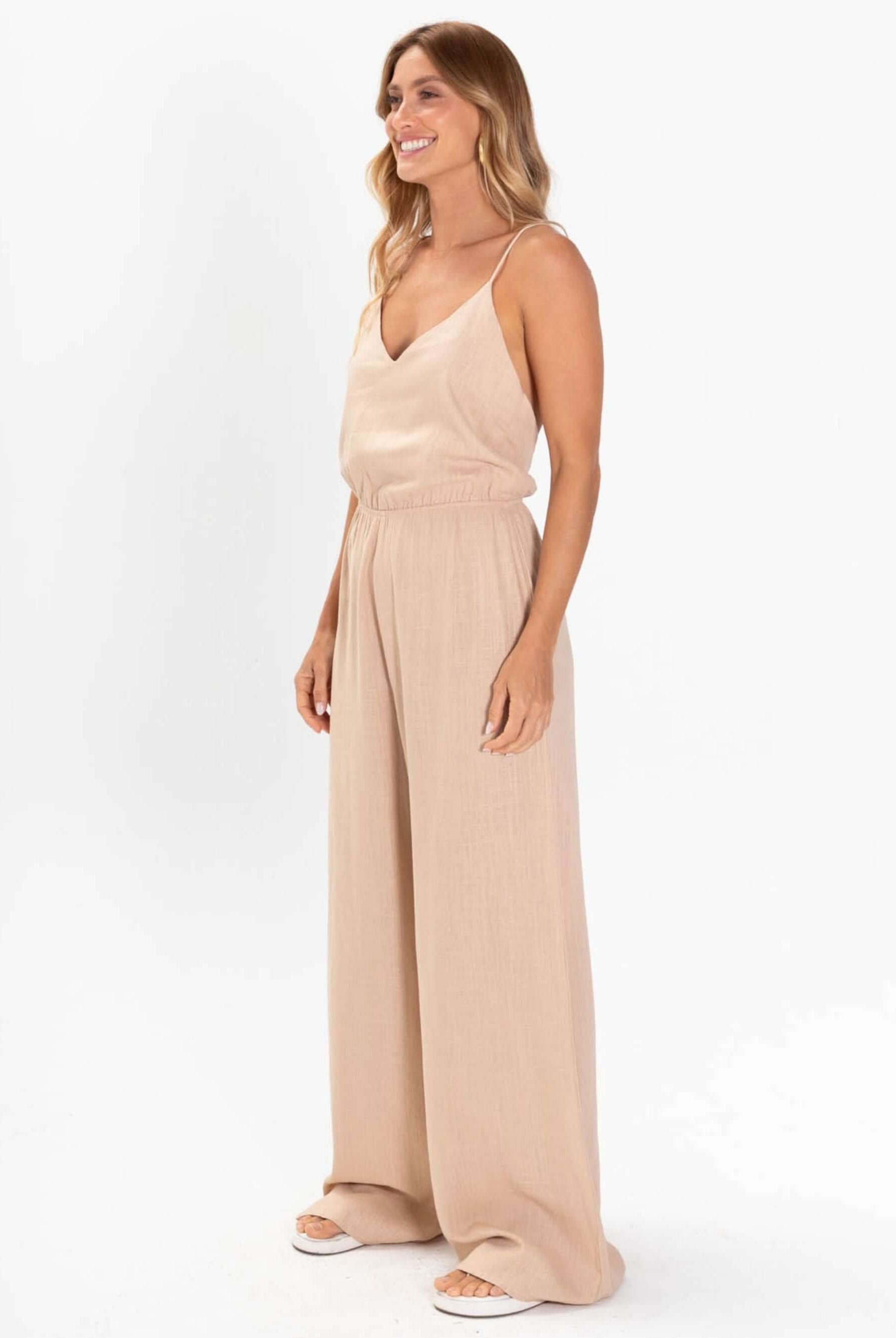 Macacão longo Porto da marca Greenish em caqui, modelo leve e moderno, ideal para diversas ocasiões.