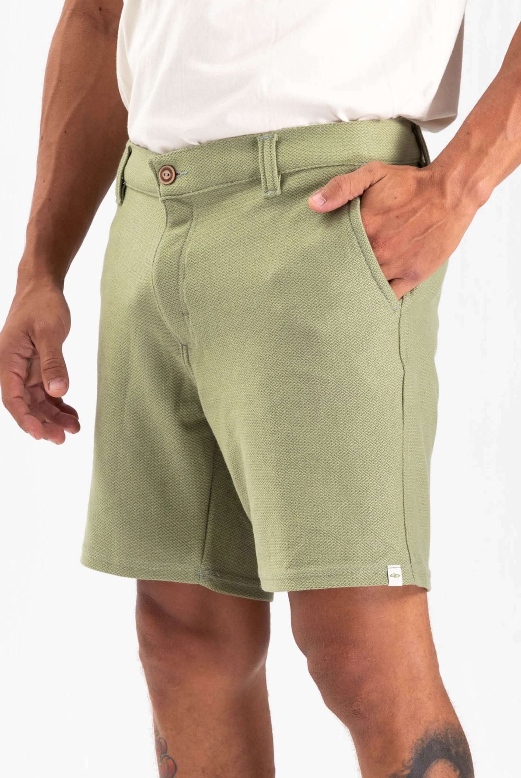 Bermuda Aspen verde musgo da Greenish, com modelagem vintage e bolsos práticos, ideal para estilo urbano.