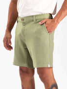 Bermuda Aspen verde musgo da Greenish, com modelagem vintage e bolsos práticos, ideal para estilo urbano.