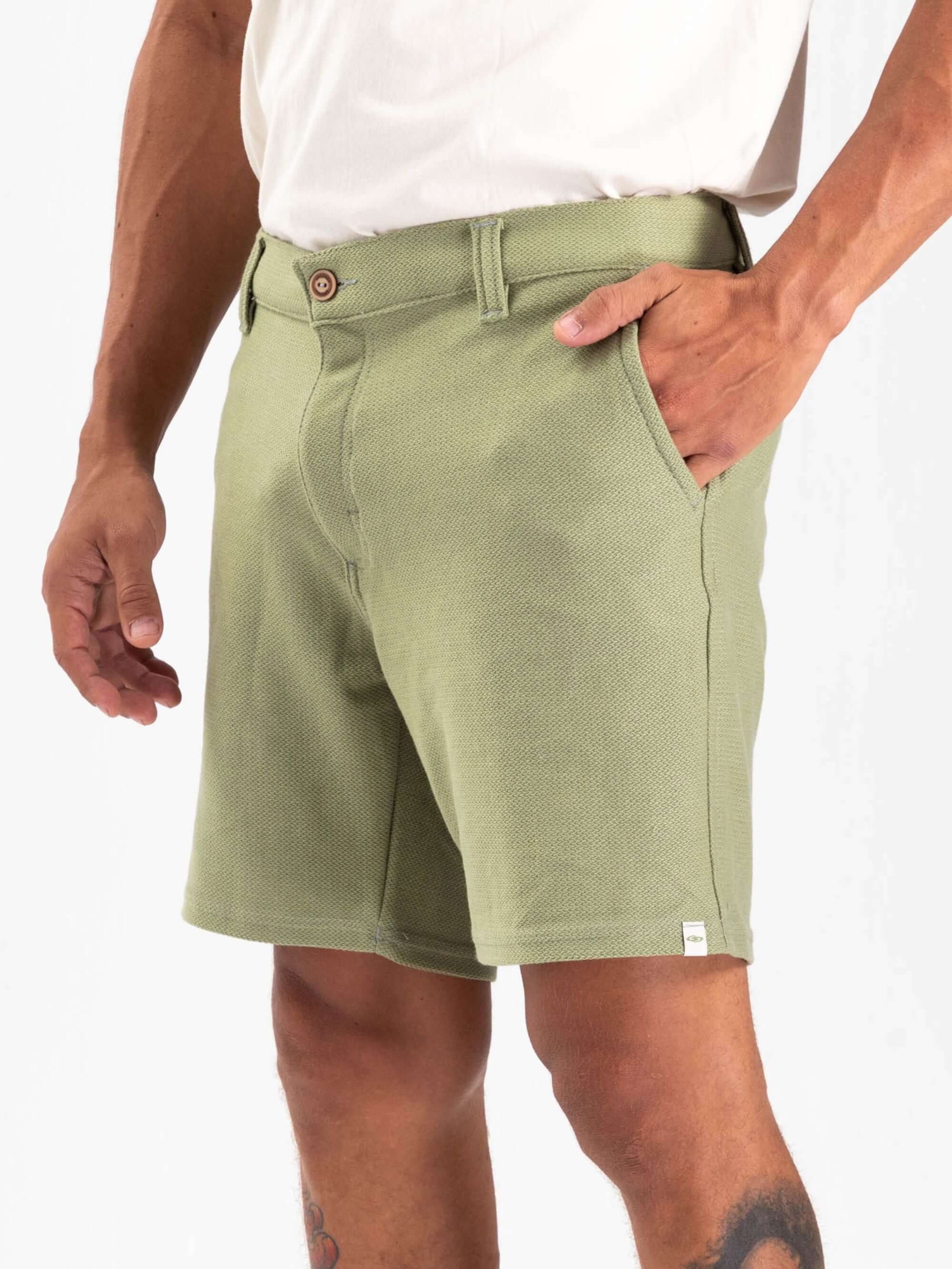 Bermuda Aspen verde musgo da Greenish, com modelagem vintage e bolsos práticos, ideal para estilo urbano.