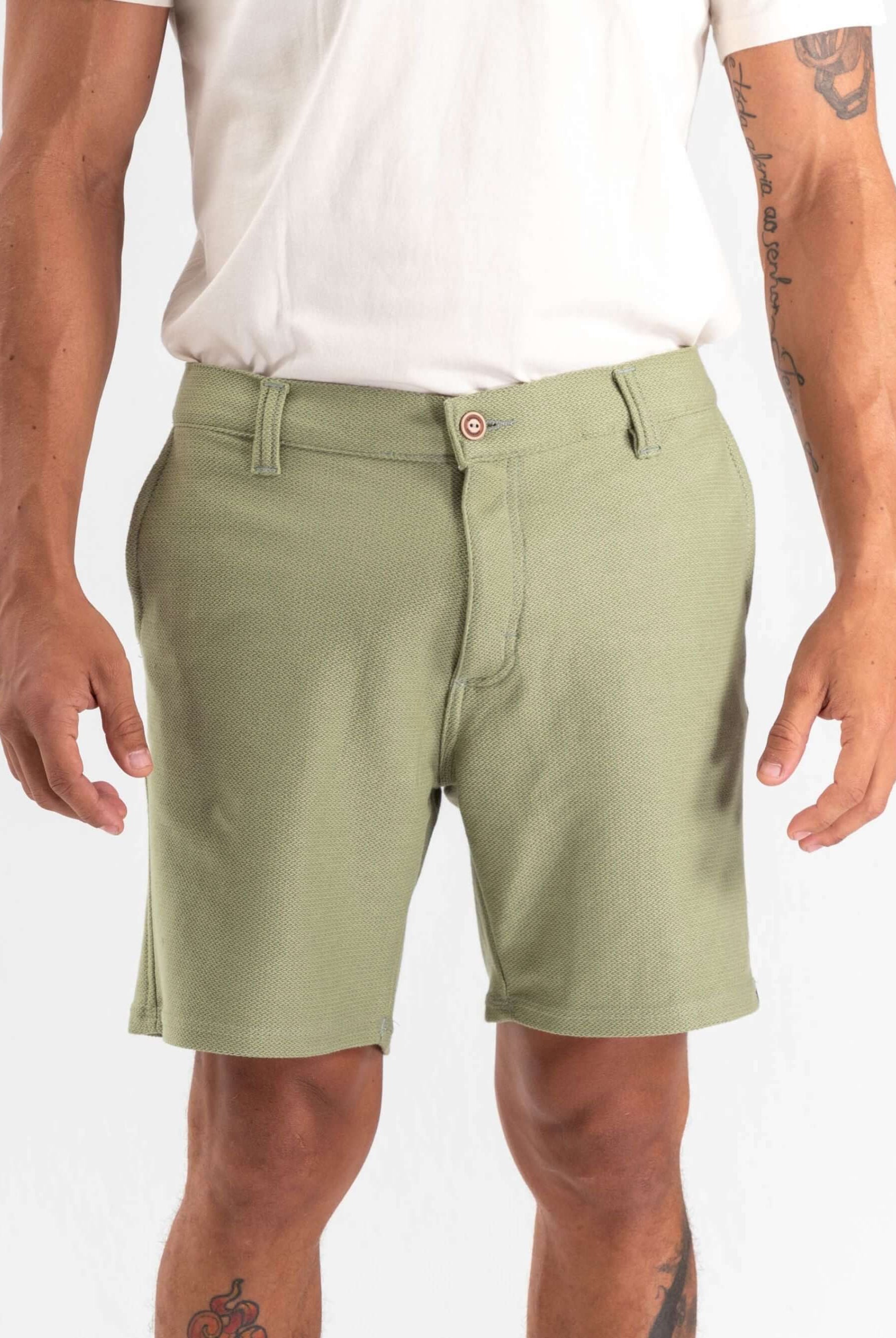 Bermuda Aspen Verde Musgo da Greenish, estilo clássico e moderno, ideal para o dia a dia e pós-praia.