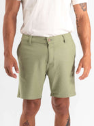 Bermuda Aspen Verde Musgo da Greenish, estilo clássico e moderno, ideal para o dia a dia e pós-praia.