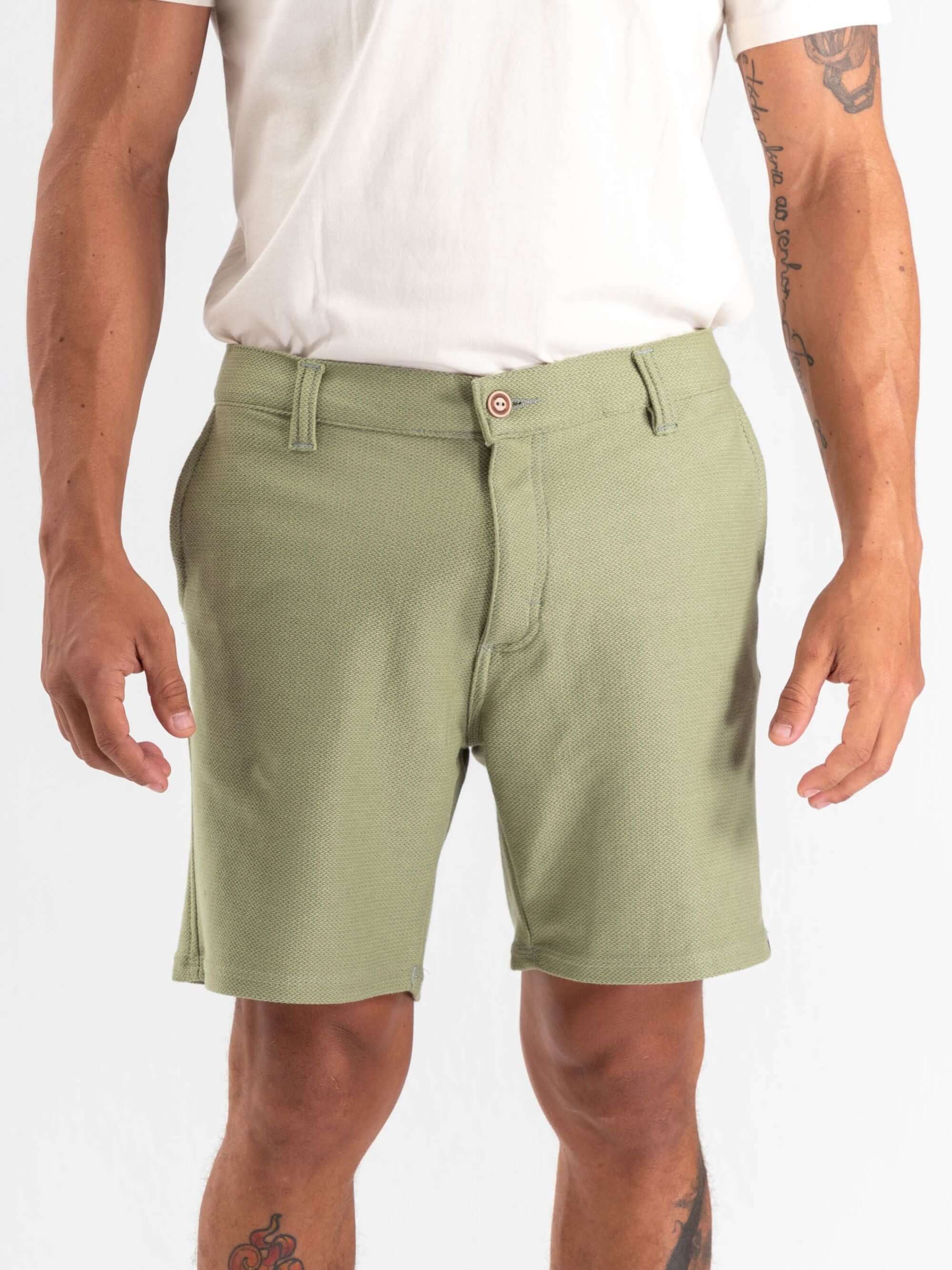 Bermuda Aspen Verde Musgo da Greenish, estilo clássico e moderno, ideal para o dia a dia e pós-praia.