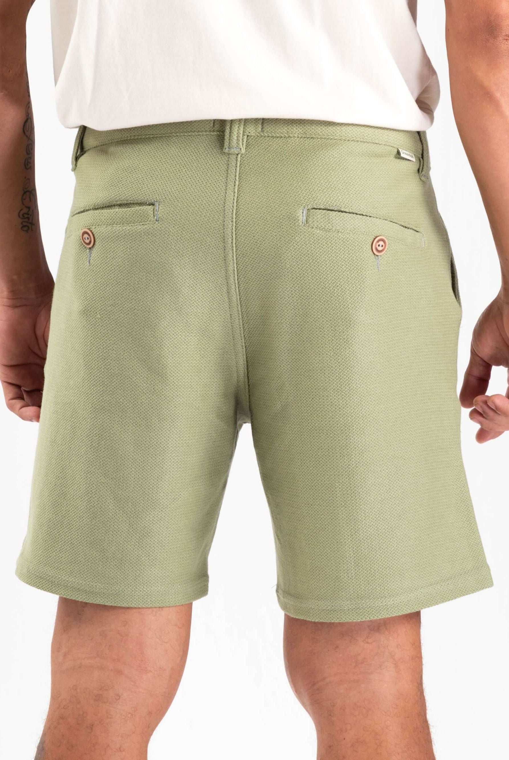 Bermuda Aspen Verde Musgo da Greenish, com modelagem vintage e costura tripla, perfeita para o rolê urbano.