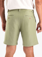 Bermuda Aspen Verde Musgo da Greenish, com modelagem vintage e costura tripla, perfeita para o rolê urbano.