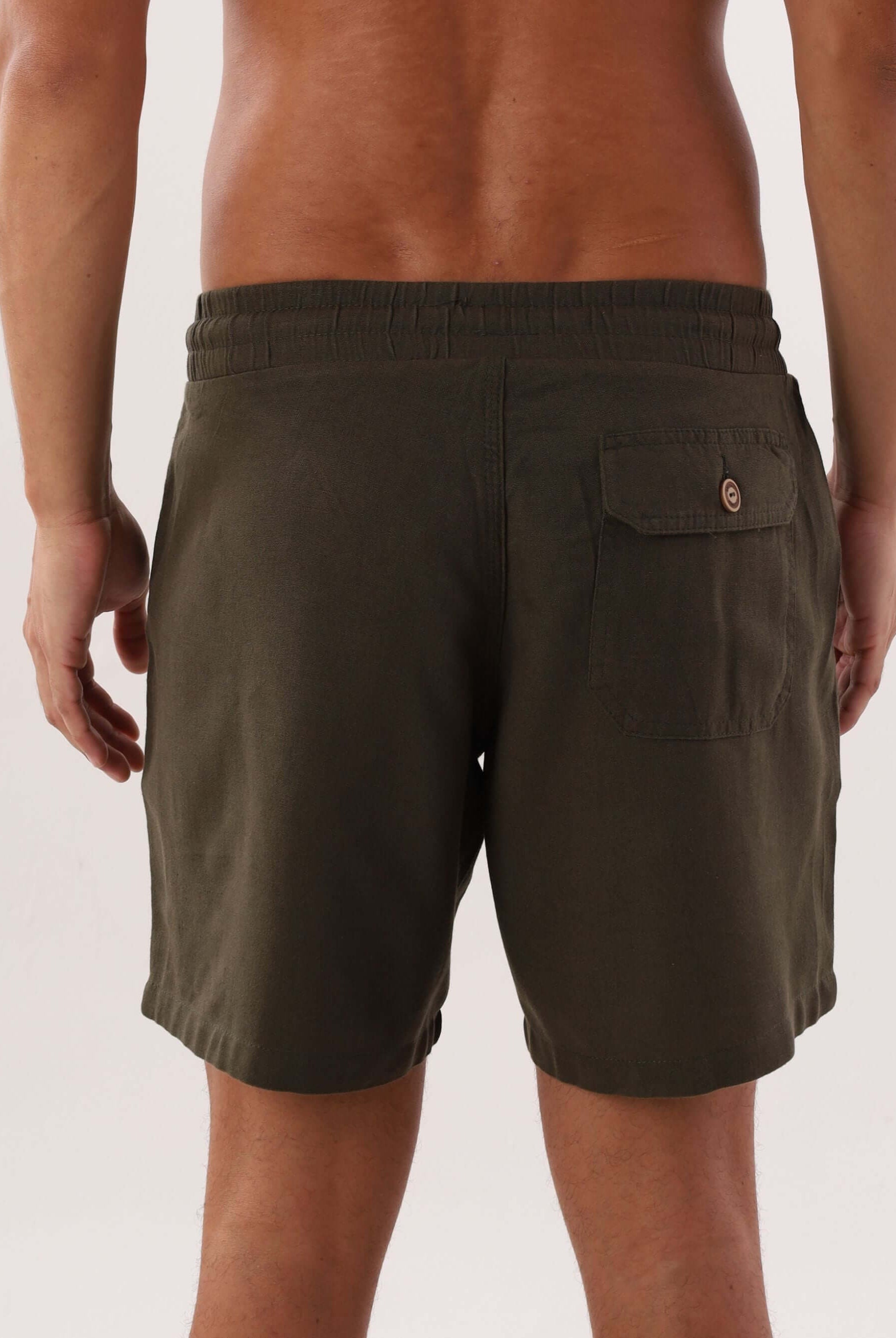 Bermuda Verde Militar da marca Greenish, vista traseira, ideal para conforto e estilo no verão.