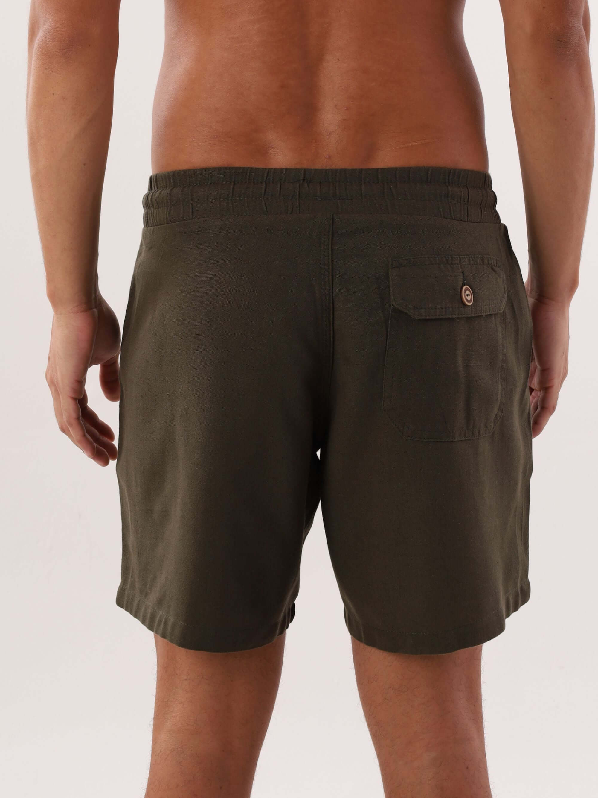 Bermuda Verde Militar da marca Greenish, vista traseira, ideal para conforto e estilo no verão.