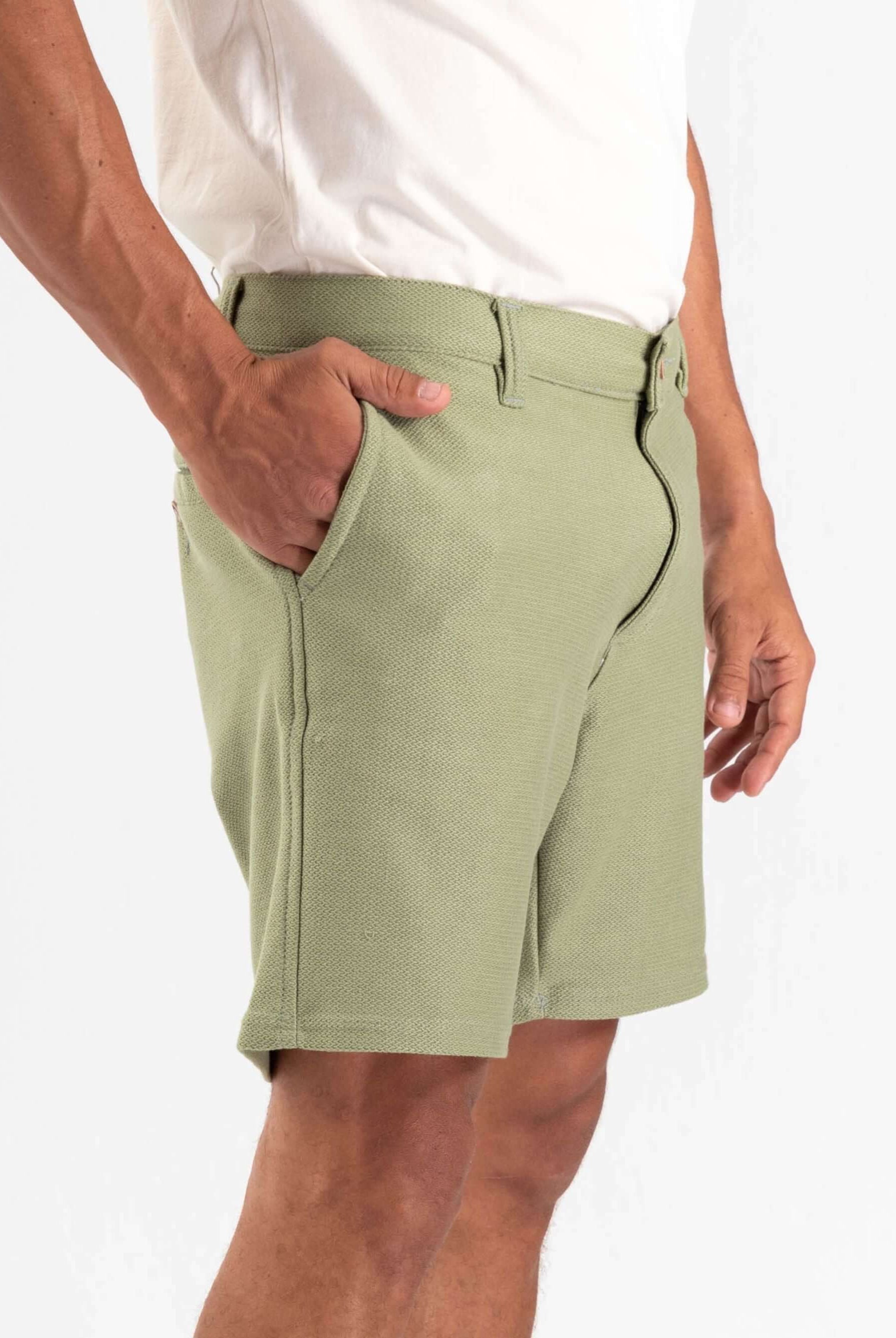 Bermuda Aspen Verde Musgo da Greenish, estilo clássico e moderno, com bolsos e detalhe de costura tripla.