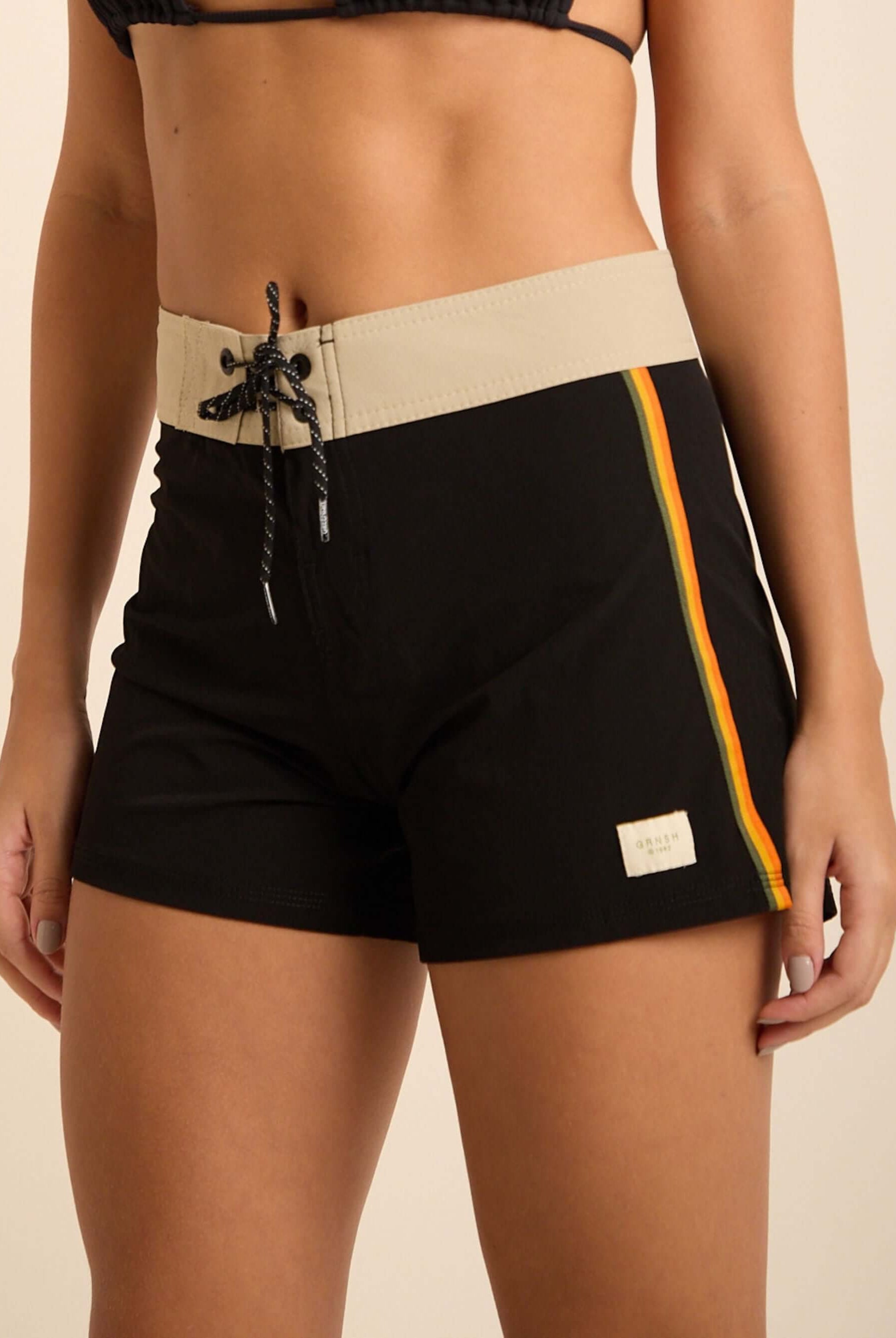 Boardshorts Greenish GRNSH Preto com design moderno e confortável, ideal para a praia e versatilidade no dia a dia.