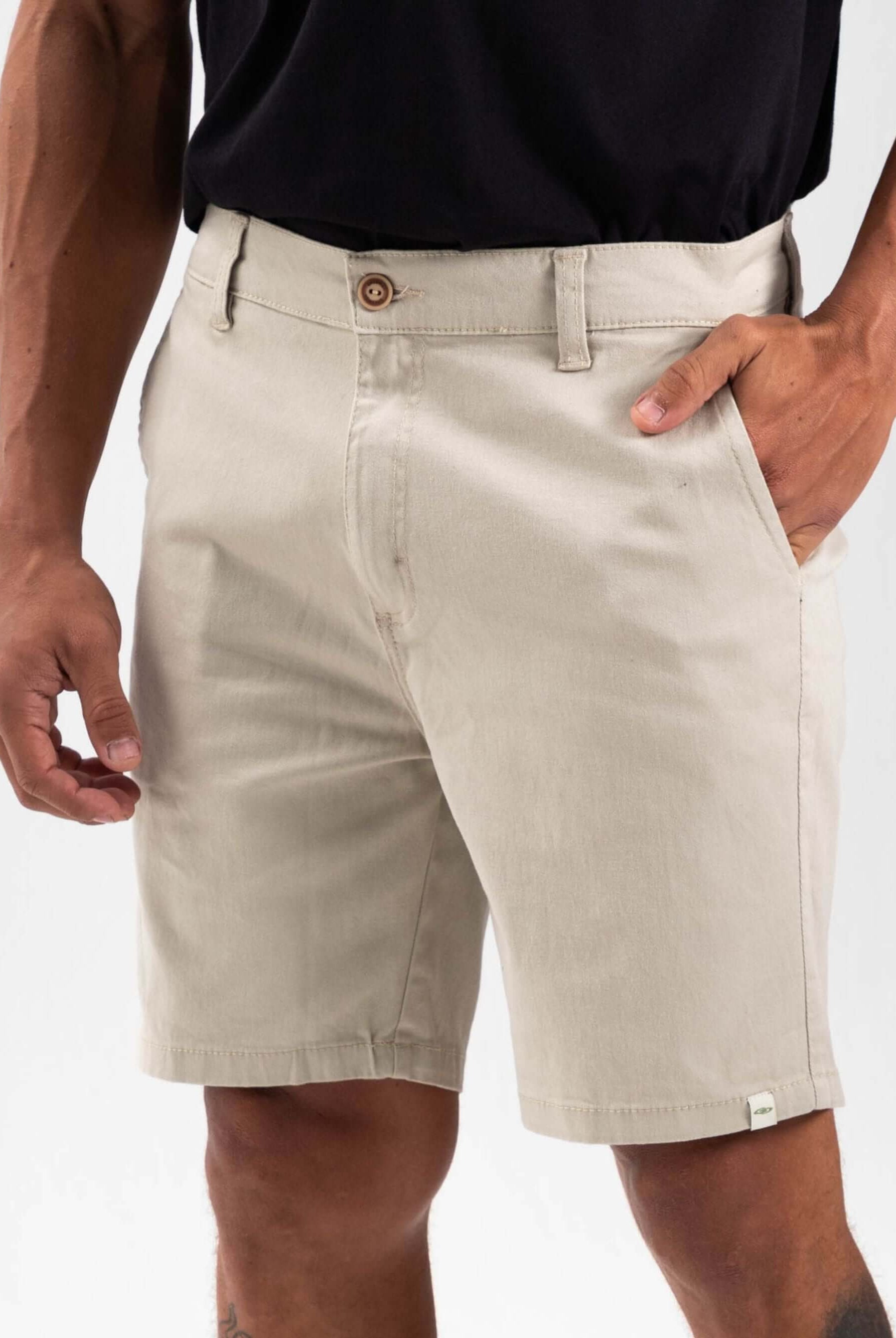 Bermuda Sarja Chino Natural da marca Greenish, confortável e estilosa, ideal para dias quentes.