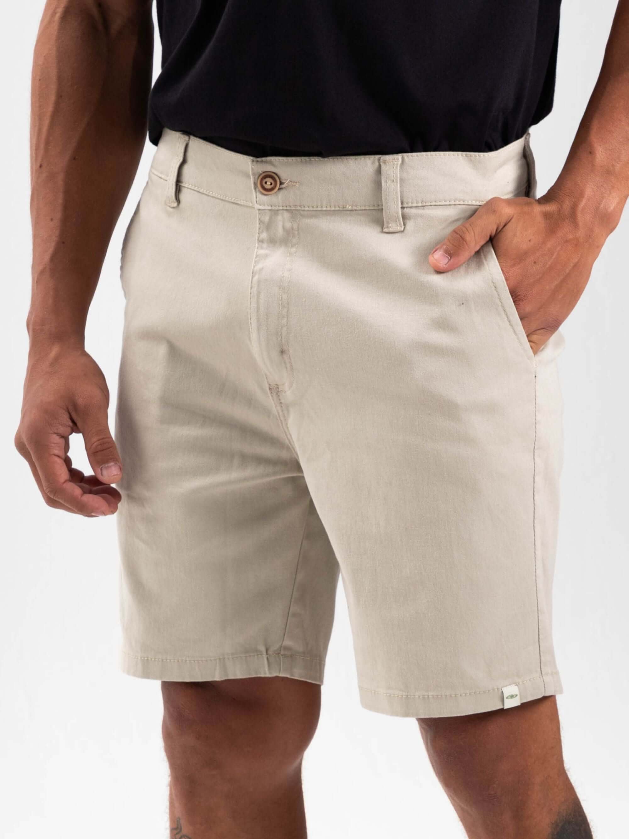 Bermuda Sarja Chino Natural da marca Greenish, confortável e estilosa, ideal para dias quentes.
